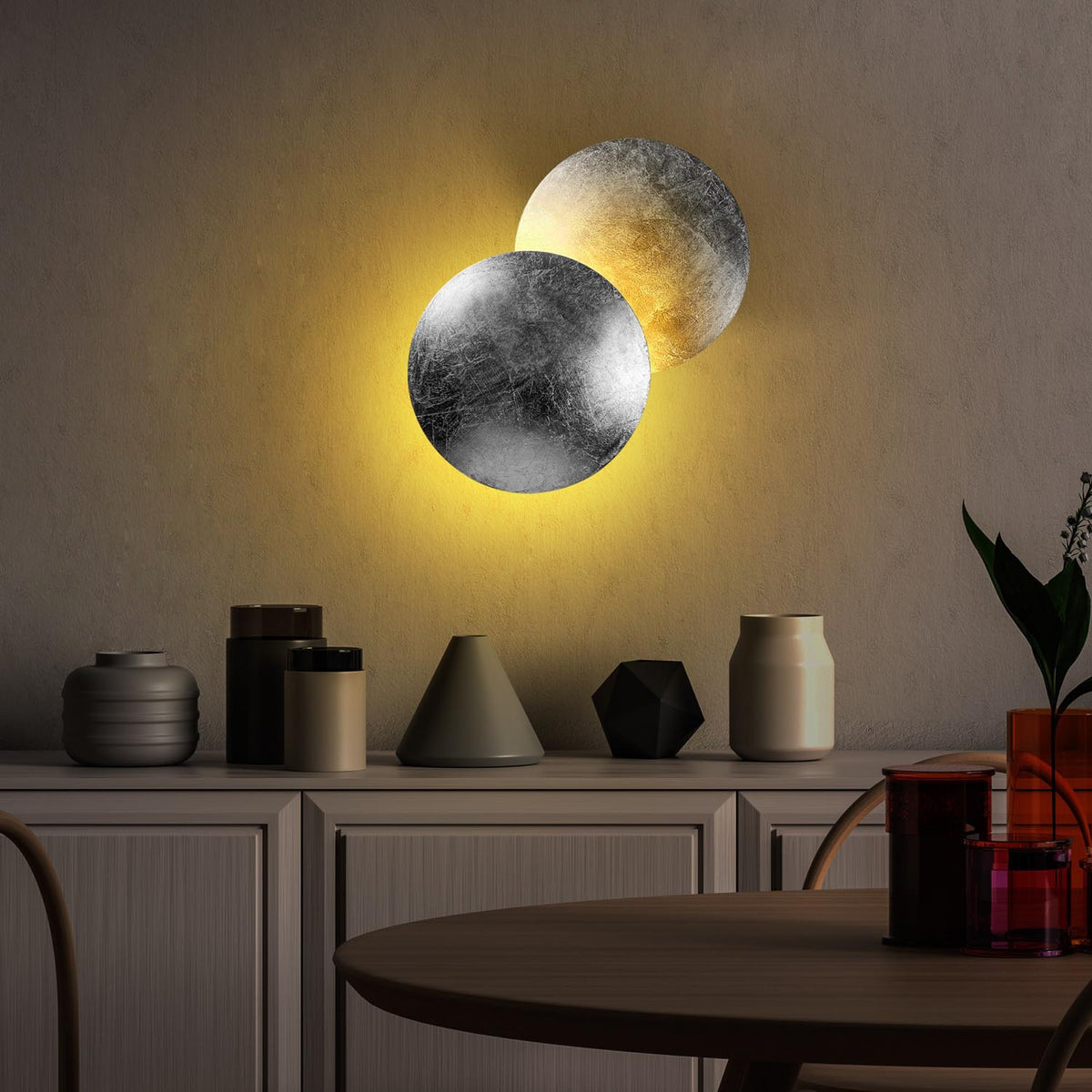 Yosma Wandleuchte - Silber in Silber präsentiert im Onlineshop von KAQTU Design AG. Wandleuchte ist von Opviq