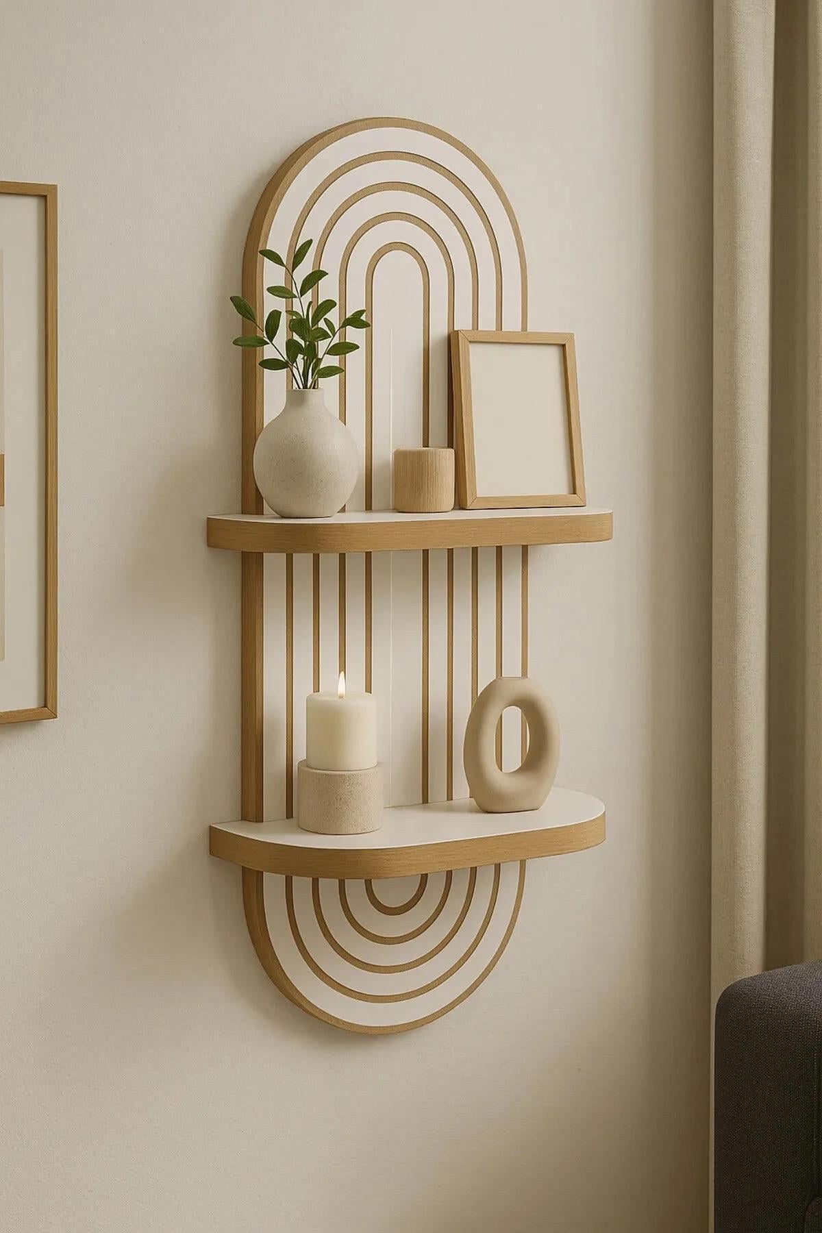 Weisses Wandregal aus MDF mit klaren Linien und geometrischer Form, Masse 26 x 13 x 70 cm, an einer hellen Wand montiert.