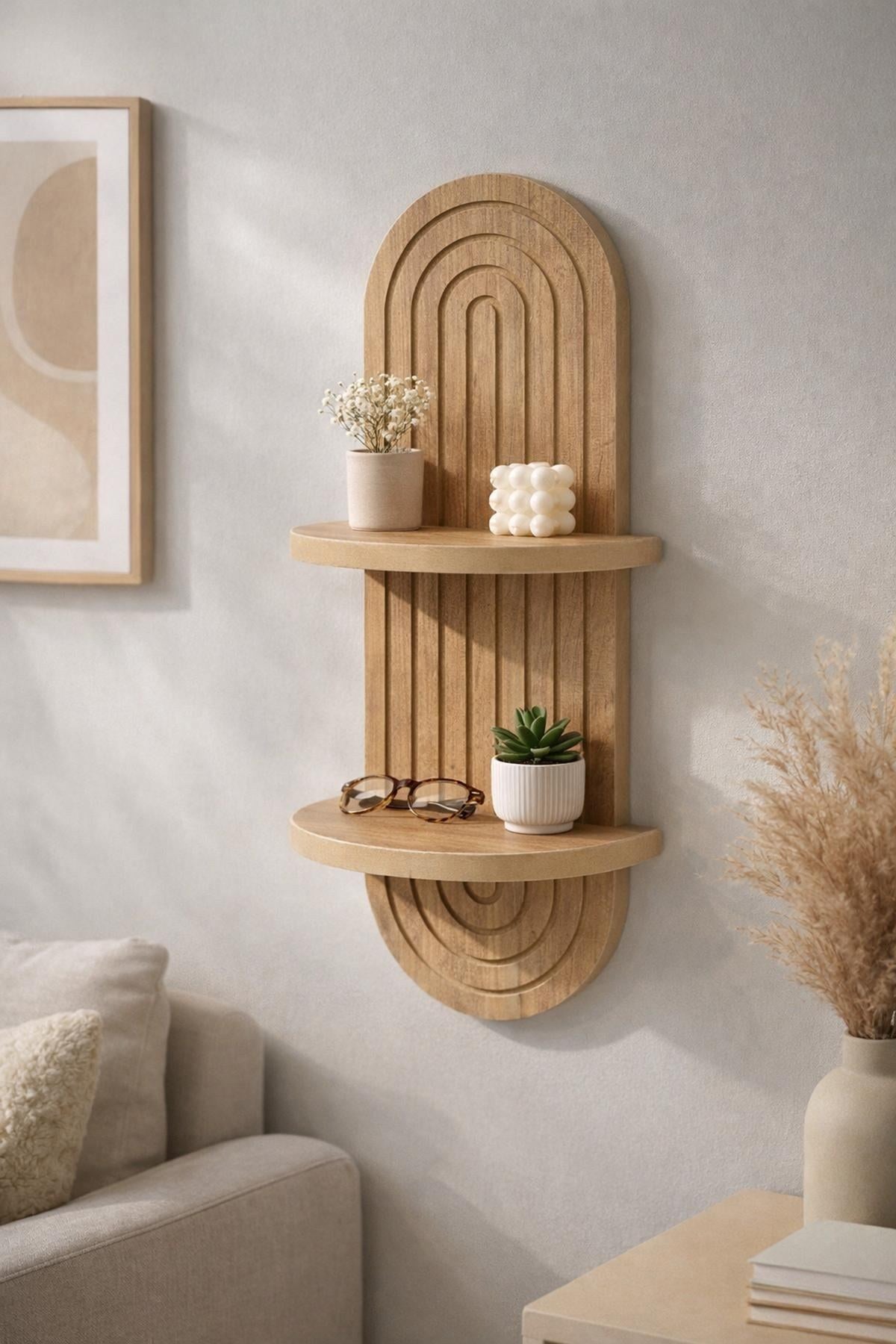 Wandregal in Eichenfarbe aus 100% MDF mit geometrischer Form, Masse 26x13x70 cm, Hersteller Hanah Home, an weisser Wand montiert.