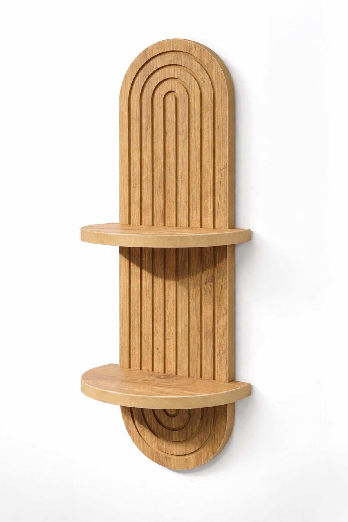 Wandregal in Eichenfarbe aus 100% MDF mit geometrischer Form, Masse 26x13x70 cm, Hersteller Hanah Home, an weisser Wand montiert.