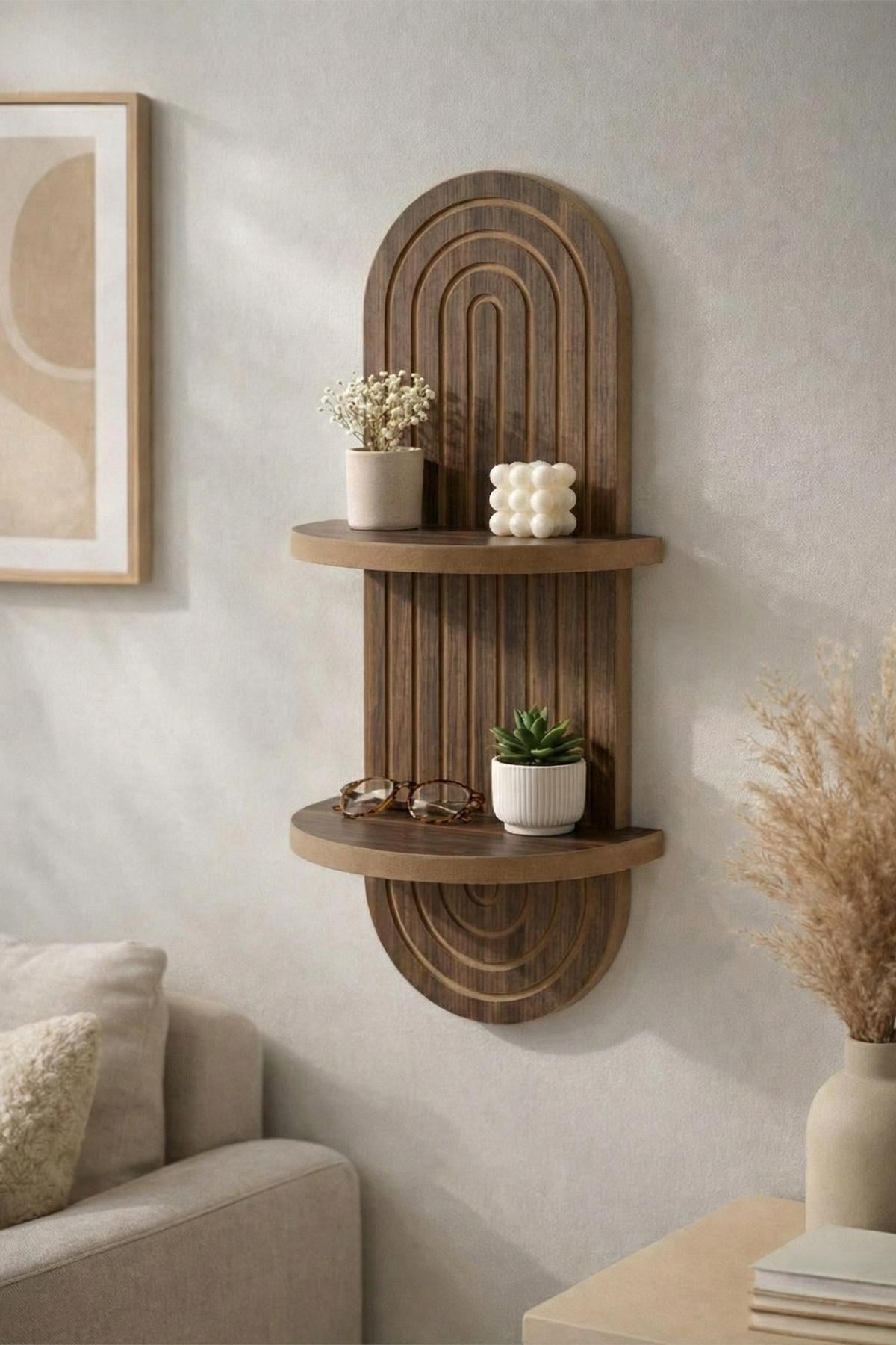 Wandregal aus 100% MDF in Wenge-Braun mit geometrischer Form, Masse 26 x 13 x 70 cm, an einer hellen Wand montiert.