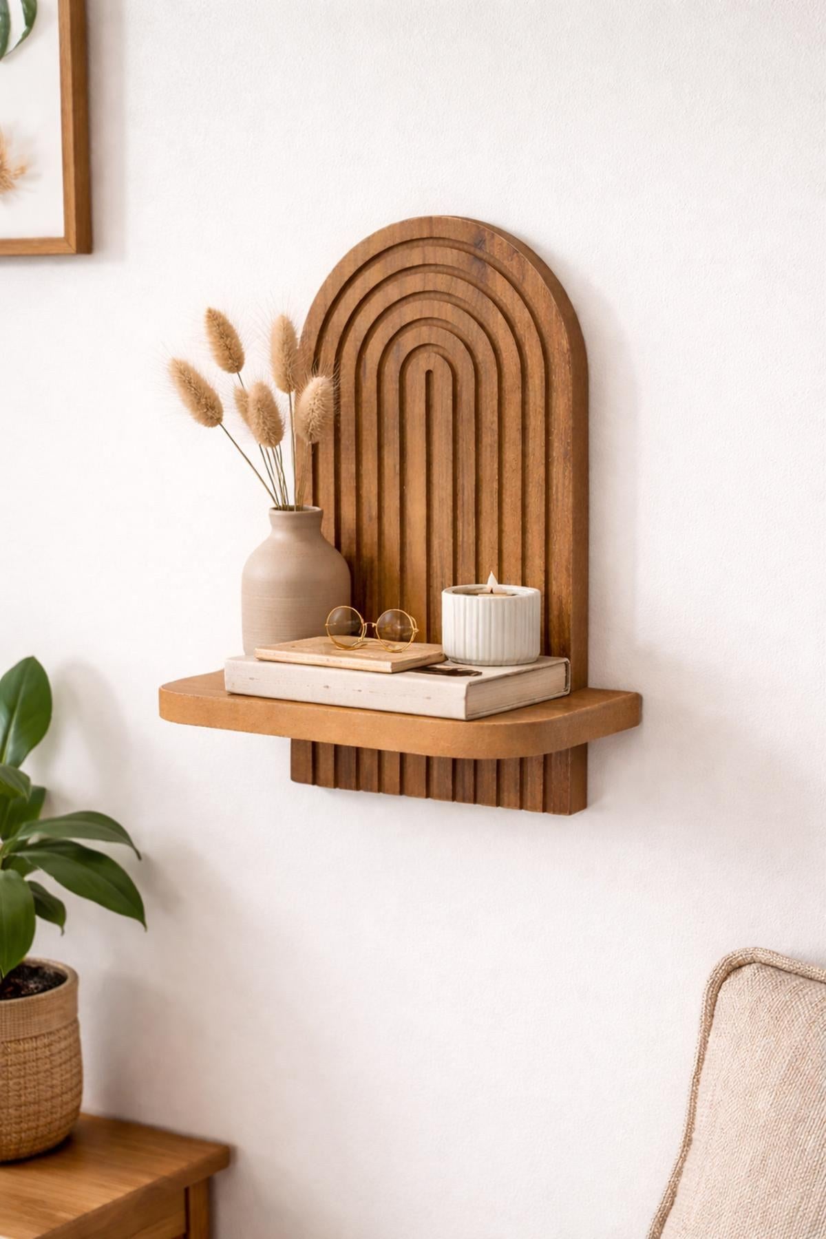 Wandregal aus Eiche-farbenem MDF mit geometrischer Form, Masse 26x35x13 cm, Hersteller Hanah Home, zur Wandmontage.