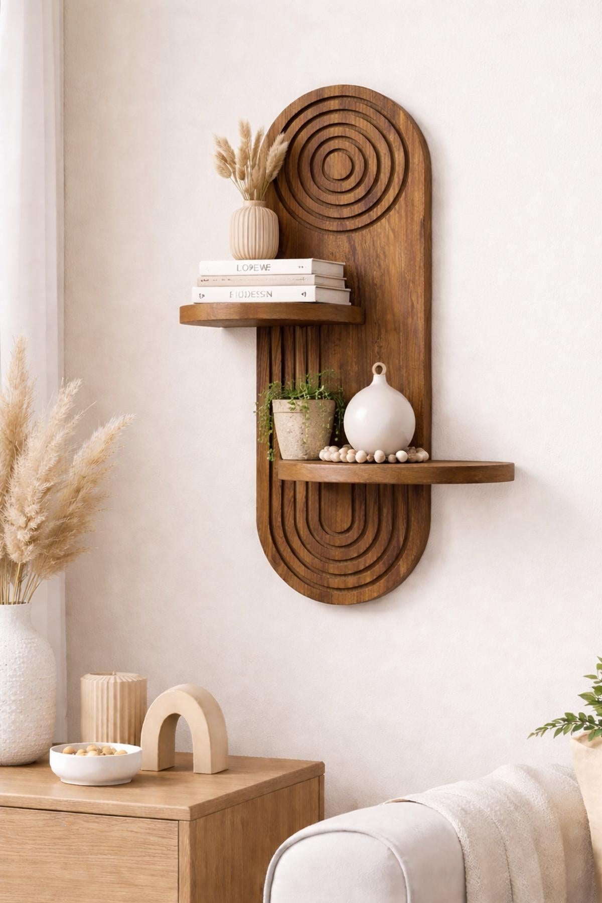 Wandregal Artmtkwll3 in Eiche von Hanah Home, MDF-Material, geometrische Form, montiert an einer weissen Wand.