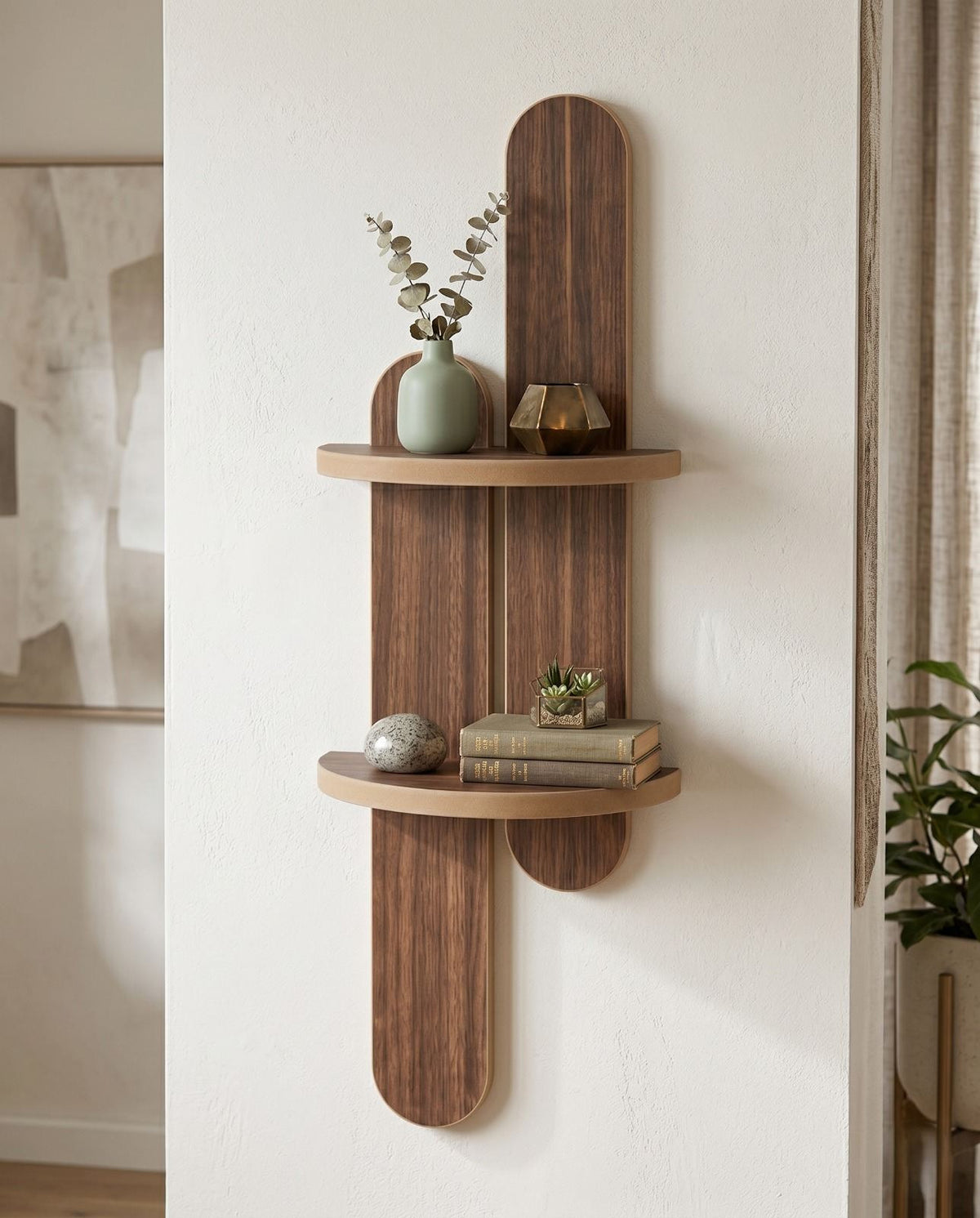 Wandregal aus MDF in Wenge-Farbe, schlanke Form, Masse 26x13x80 cm, an einer Wand montiert mit Büchern und Dekoobjekten.