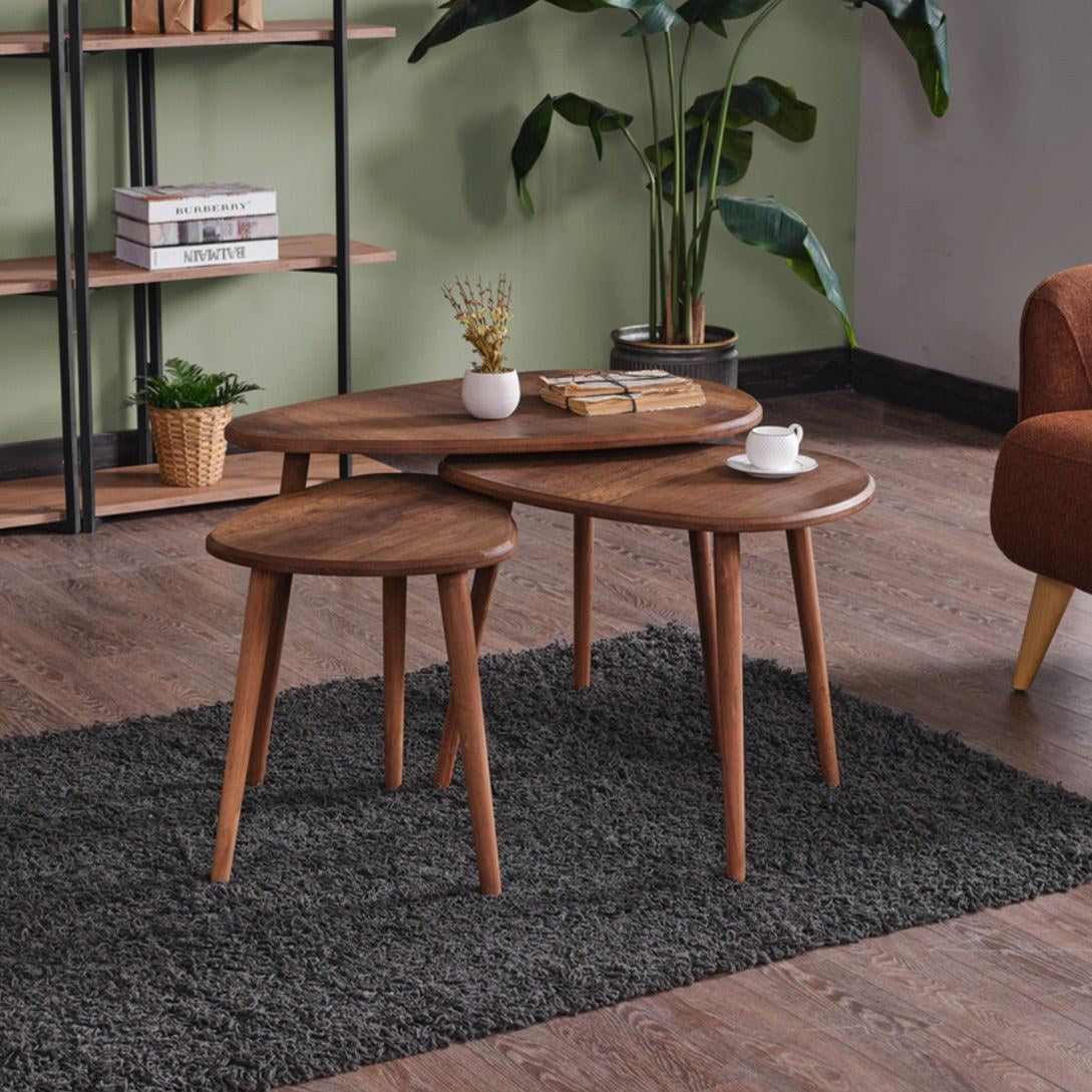 Couchtisch-Set Alvin in Nussbaumfarbe aus MDF mit drei unterschiedlich grossen Tischen und Holzbeinen in Pinotex-Beschichtung.