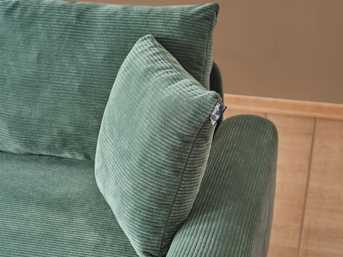 Grünes Flavia Ecksofa von Hanah Home mit Polyester-Bezug in Leinenstruktur, Metallgestell und Kunststoffbeinen, Eckform.