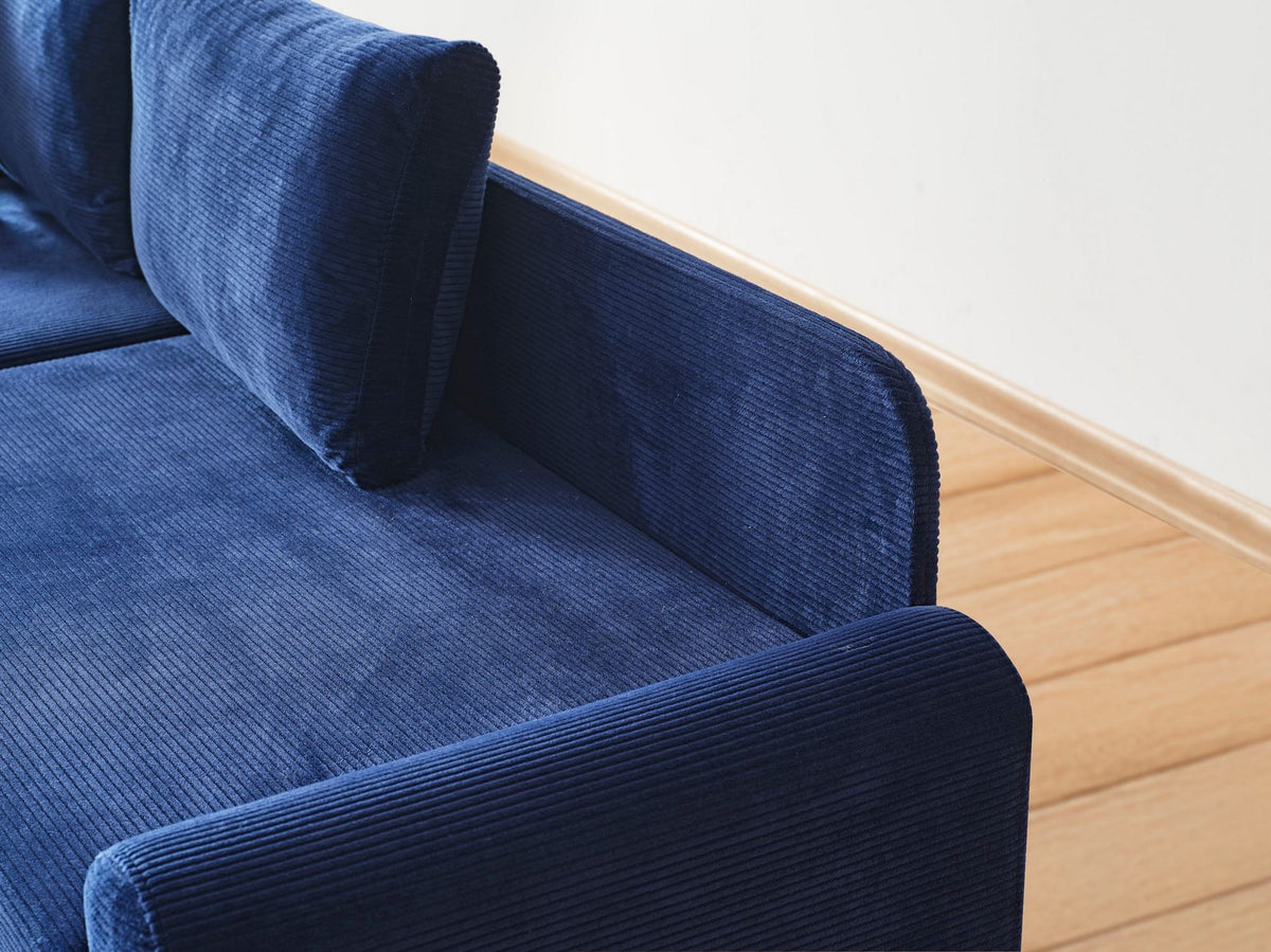 Marineblaues Ecksofa Flavia von Hanah Home mit Metallgestell, Polyesterbezug in Leinenstruktur und Kunststoffbeinen im Wohnraum.