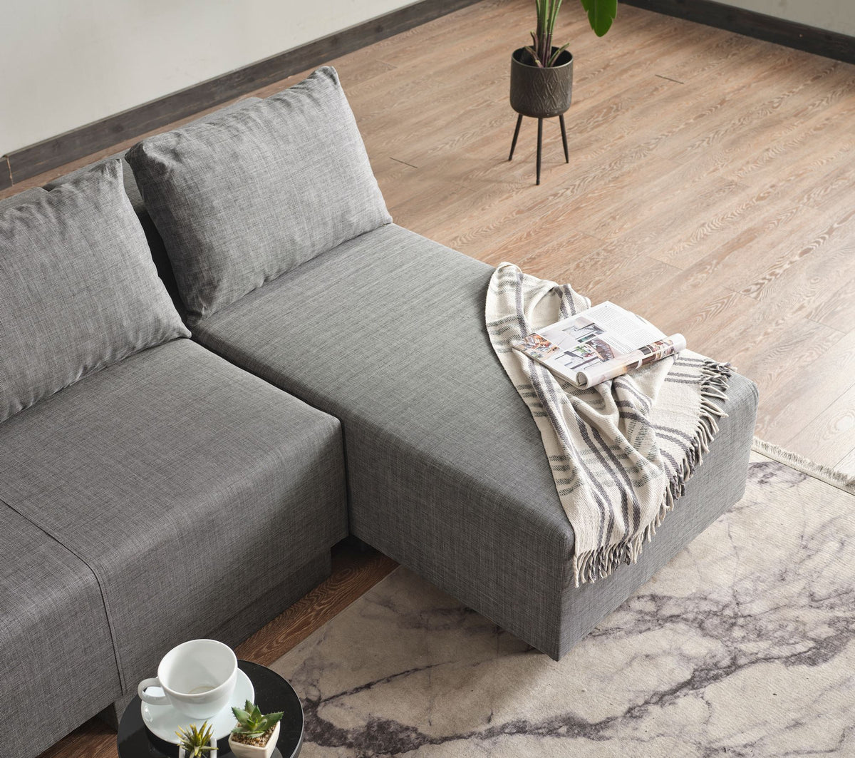 Graues Eckschlafsofa Poly M von Hanah Home mit Metallgestell und Polyesterbezug in Leinenstruktur, Eckform, 180x150 cm.
