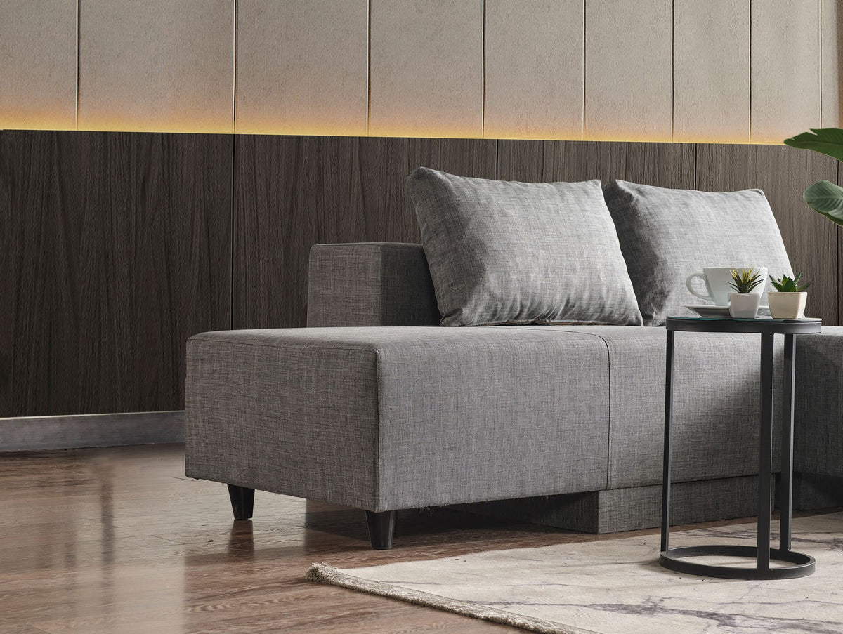 Graues Eckschlafsofa Poly M von Hanah Home mit Metallgestell und Polyesterbezug in Leinenstruktur, Eckform, 180x150 cm.