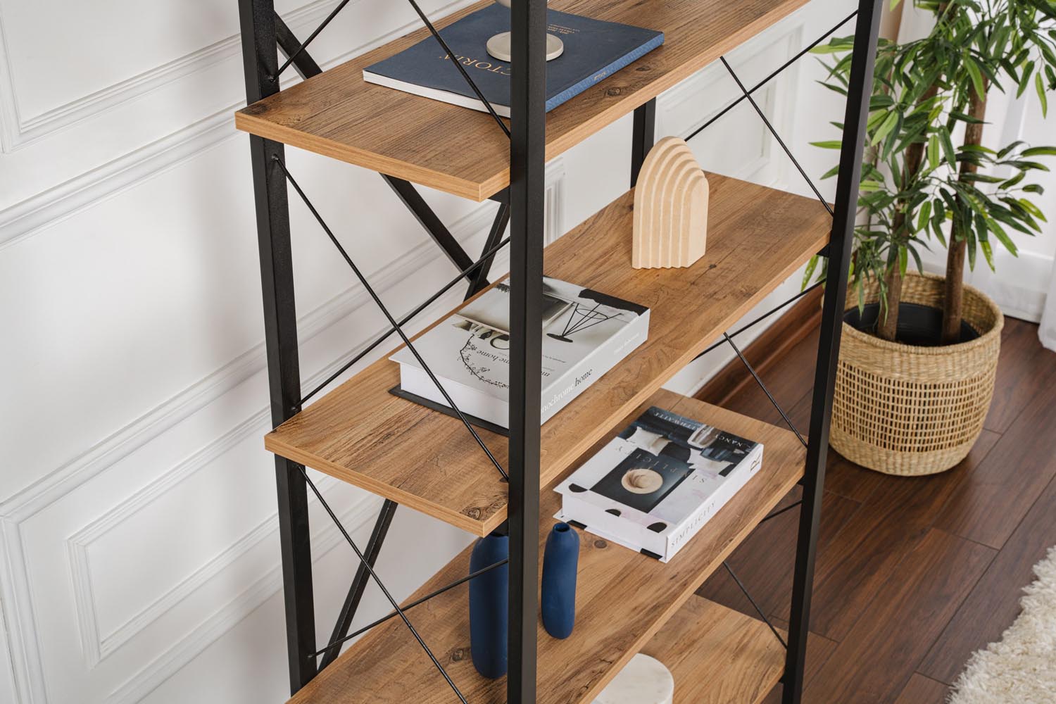 Elysian - Atlantic Pine, Black in Atlantische Kiefer Schwarz präsentiert im Onlineshop von KAQTU Design AG. Bücherregal ist von Nordure