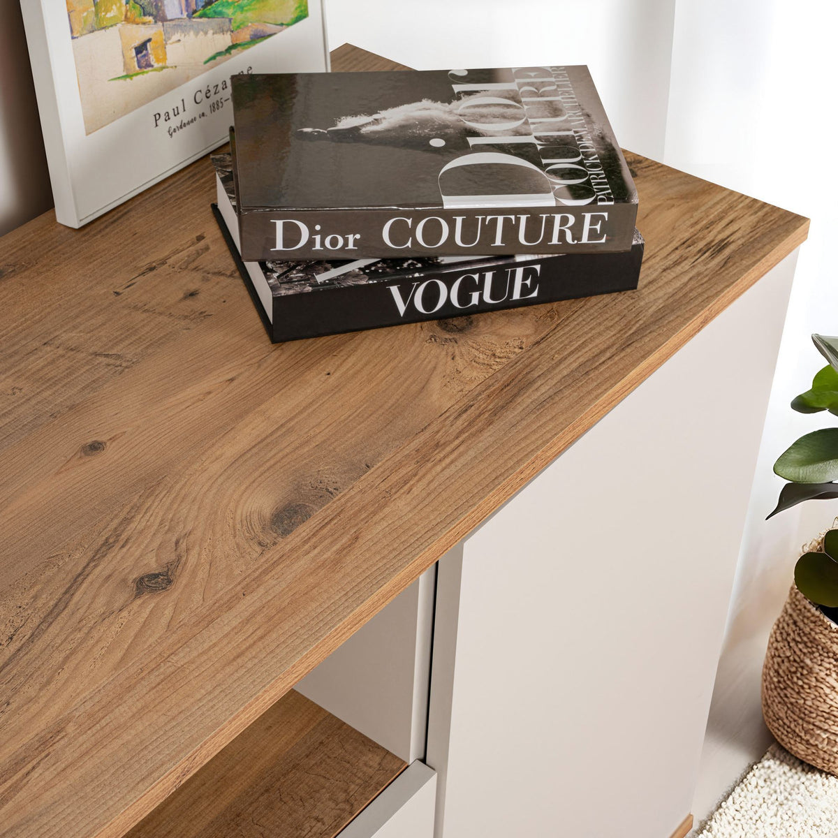 Konsole mit zwei Türen in Kaschmir und Atlantik-Kiefer-Optik, melaminbeschichtete Spanplatte, schlankes rechteckiges Design mit vier Beinen.