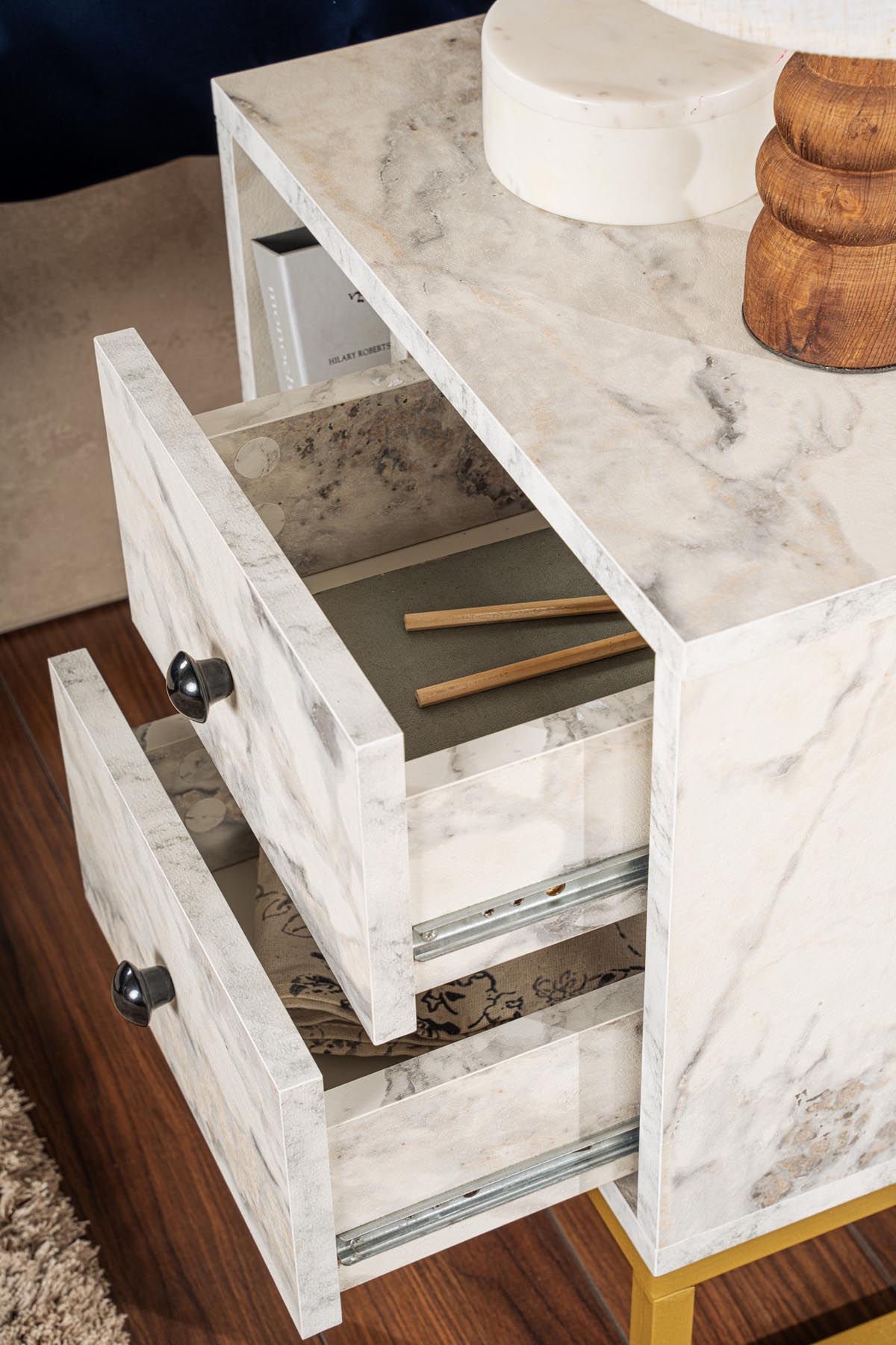 Glimmer - Fressia Marble, Gold in Freesia- Marmor Gold präsentiert im Onlineshop von KAQTU Design AG. Nachttisch ist von Nordure