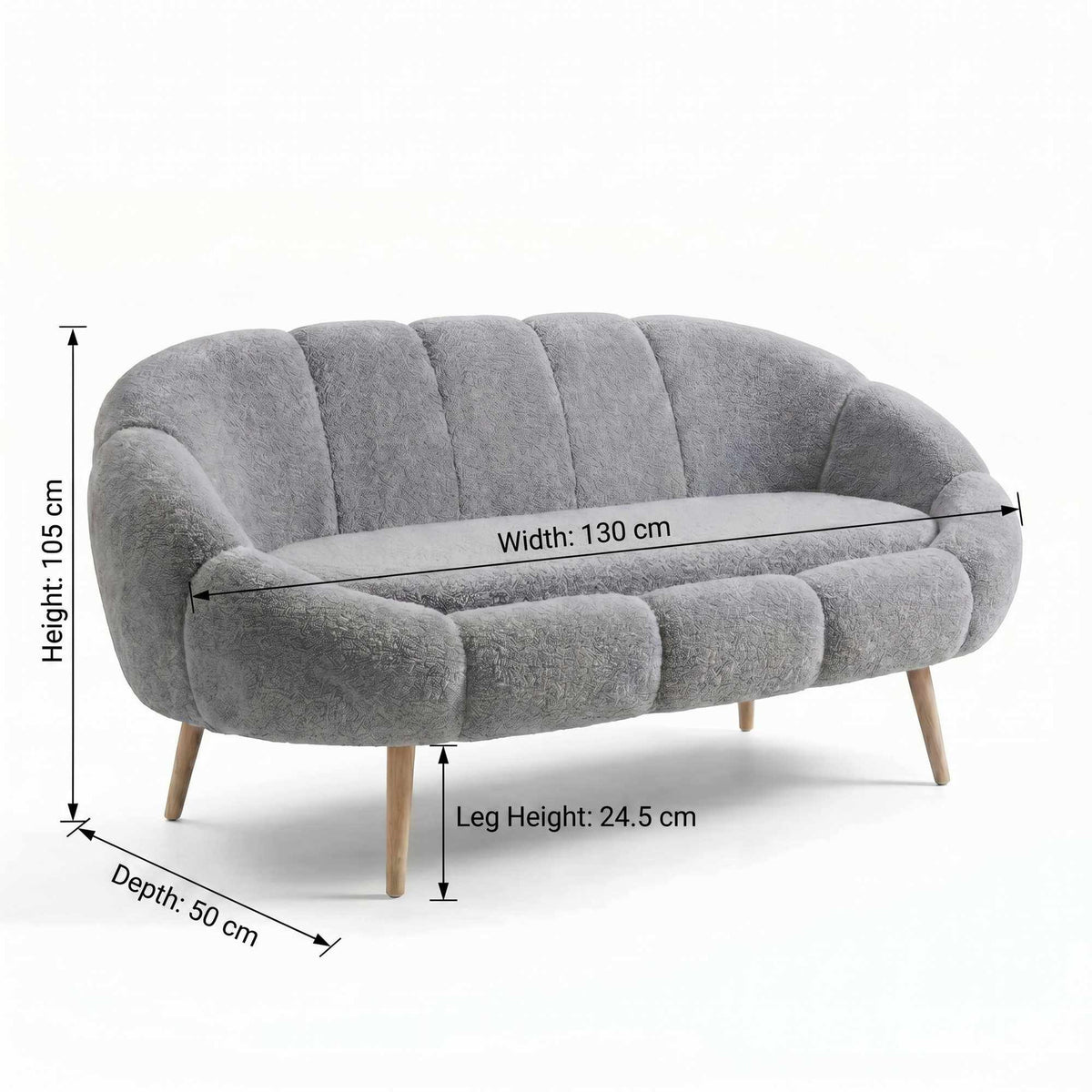 Graues 2-Sitzer Sofa Lida von Hanah Home mit Wellsoft-Stoffbezug, Eschenholzbeinen und geflügelter Rückenlehne im Wohnraum.
