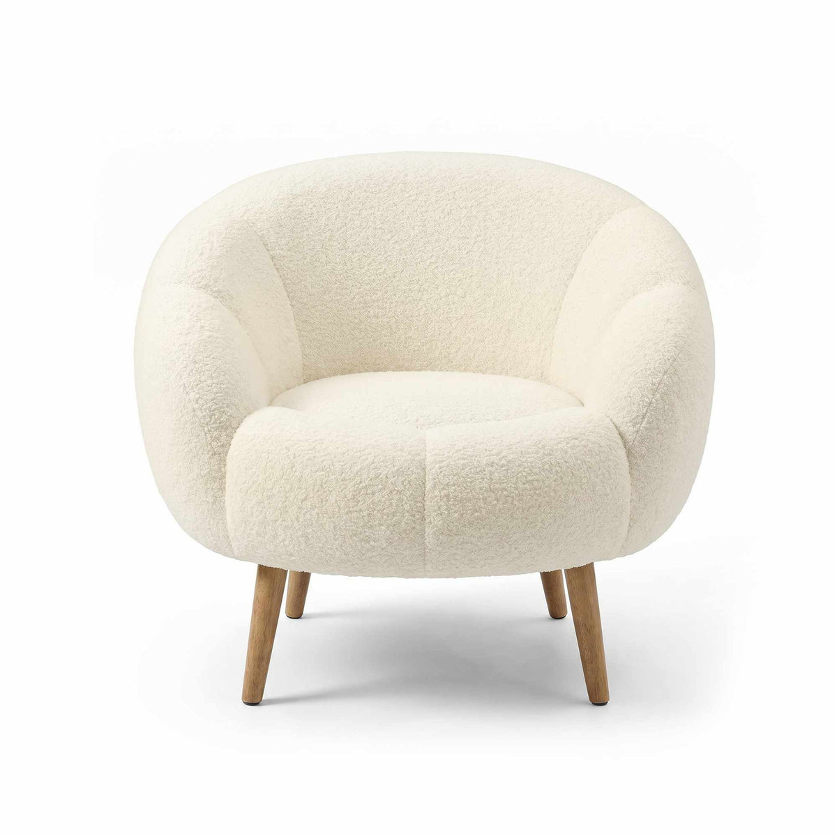 Weisser Ohrensessel Lida von Hanah Home mit Wellsoft-Bezug, geschwungener Rückenlehne und Beinen aus Eschenholz im Wing-Chair-Design.