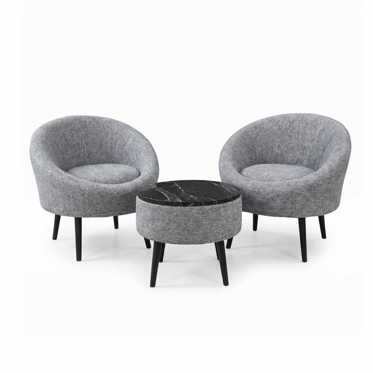 Zwei graue Ohrensessel aus Leinenstoff mit Eschenholzbeinen und runder Couchtisch aus grauer Spanplatte, Wohnzimmer-Set von Hanah Home.