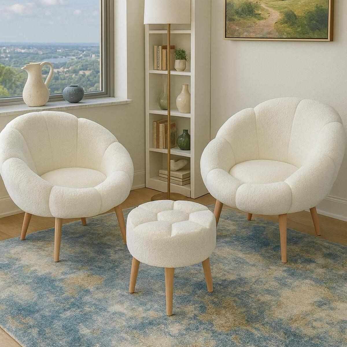 Weisser Ohrensessel mit Wellsoft-Stoffbezug und Eschenholzbeinen neben passendem rundem Pouf, dreiteiliges Set von Hanah Home.