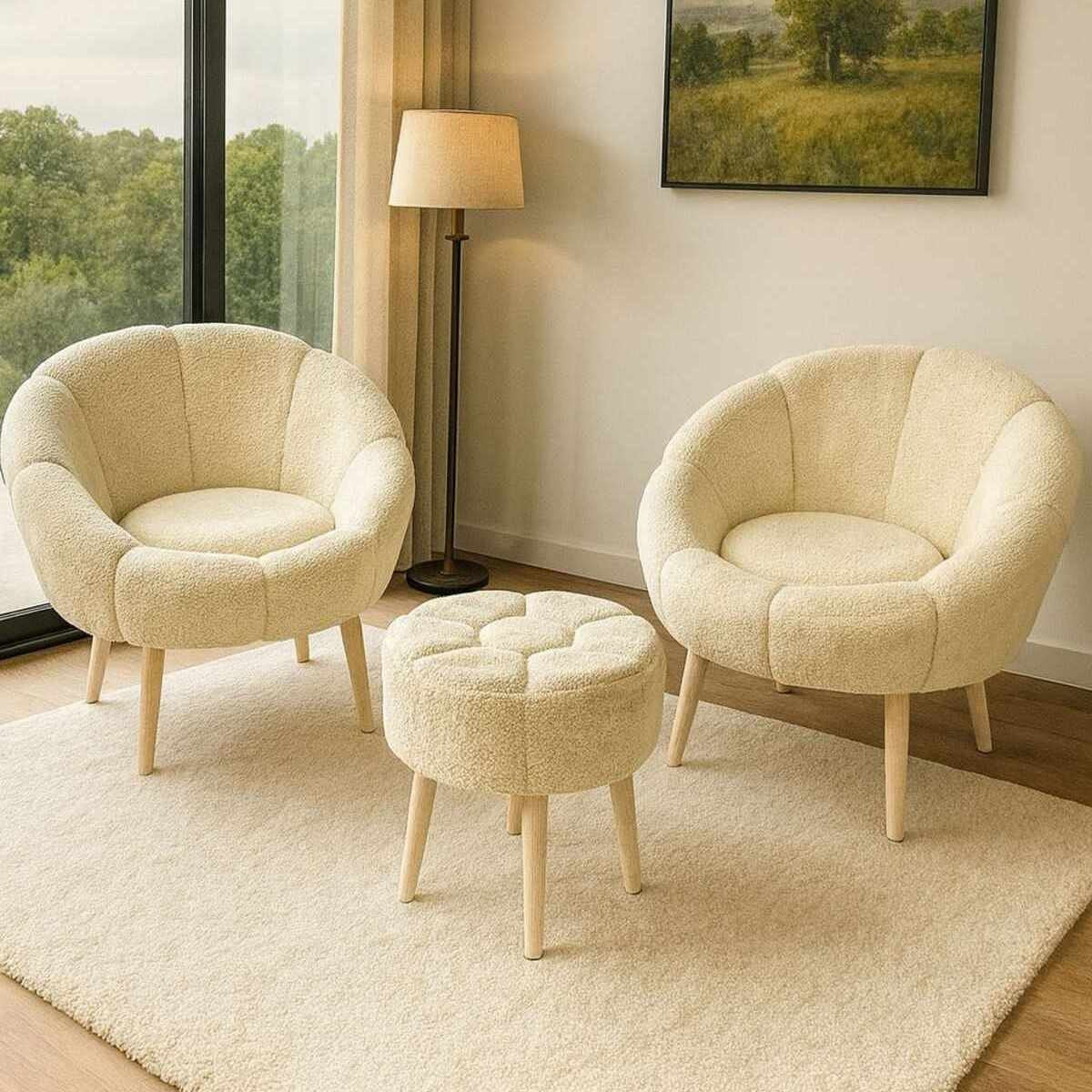 Zwei cremefarbene Ohrensessel mit Wellsoft-Bezug und Eschenholzbeinen sowie runder Pouf, 3-teiliges Set von Hanah Home.