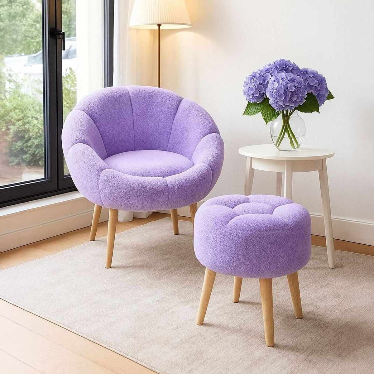 Fliederfarbener Ohrensessel mit hoher Rückenlehne und passender runder Pouf, Wellsoft-Bezug und Beine aus Esche, Set aus zwei Teilen.
