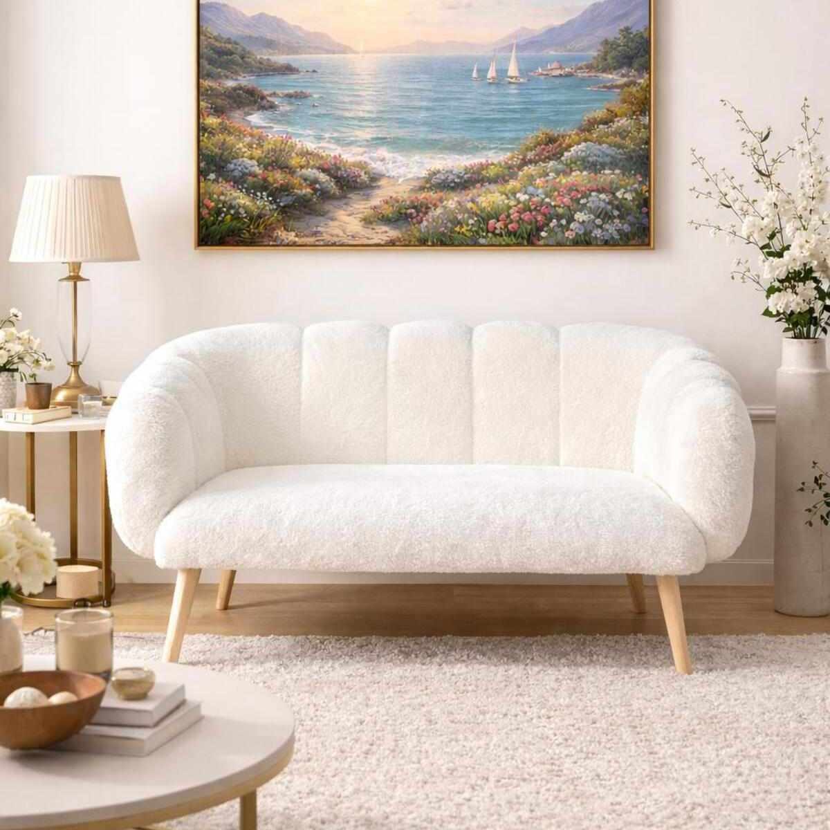 Weisses 2-Sitzer Sofa Lotus von Hanah Home mit Armlehnen, Wellsoft-Stoffbezug und hellen Beinen aus Esche, Studioaufnahme.