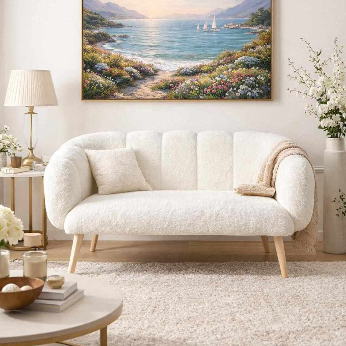 Weisses 2-Sitzer Sofa Lotus von Hanah Home mit Armlehnen, Wellsoft-Stoffbezug und hellen Beinen aus Esche, Studioaufnahme.