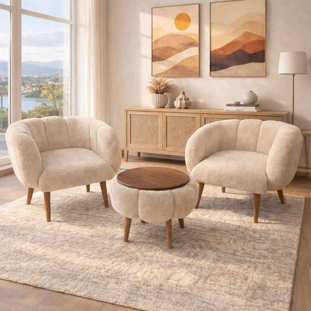 Zwei beige Ohrensessel mit Wellsoft-Stoffbezug und Eschenholzbeinen neben rundem Couchtisch mit heller Holzoptik, Set aus drei Teilen.