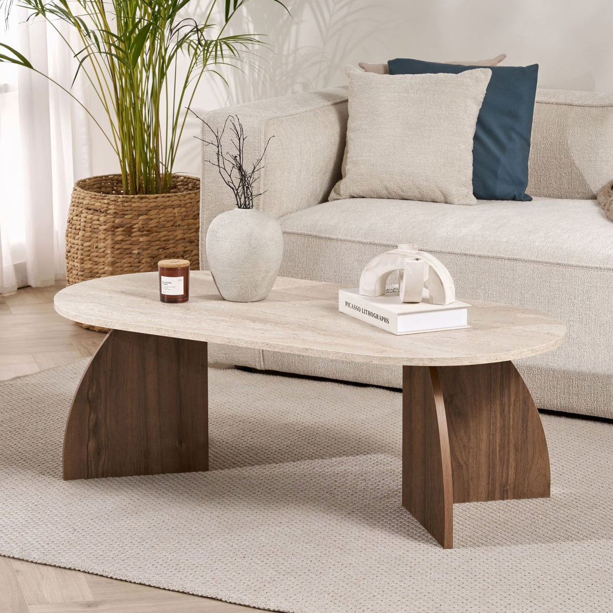 Rechteckiger Couchtisch Melina von Nordure aus melaminbeschichteter Spanplatte in den Farben Travertin und Venezia-Walnuss, Masse 120x60x40 cm.