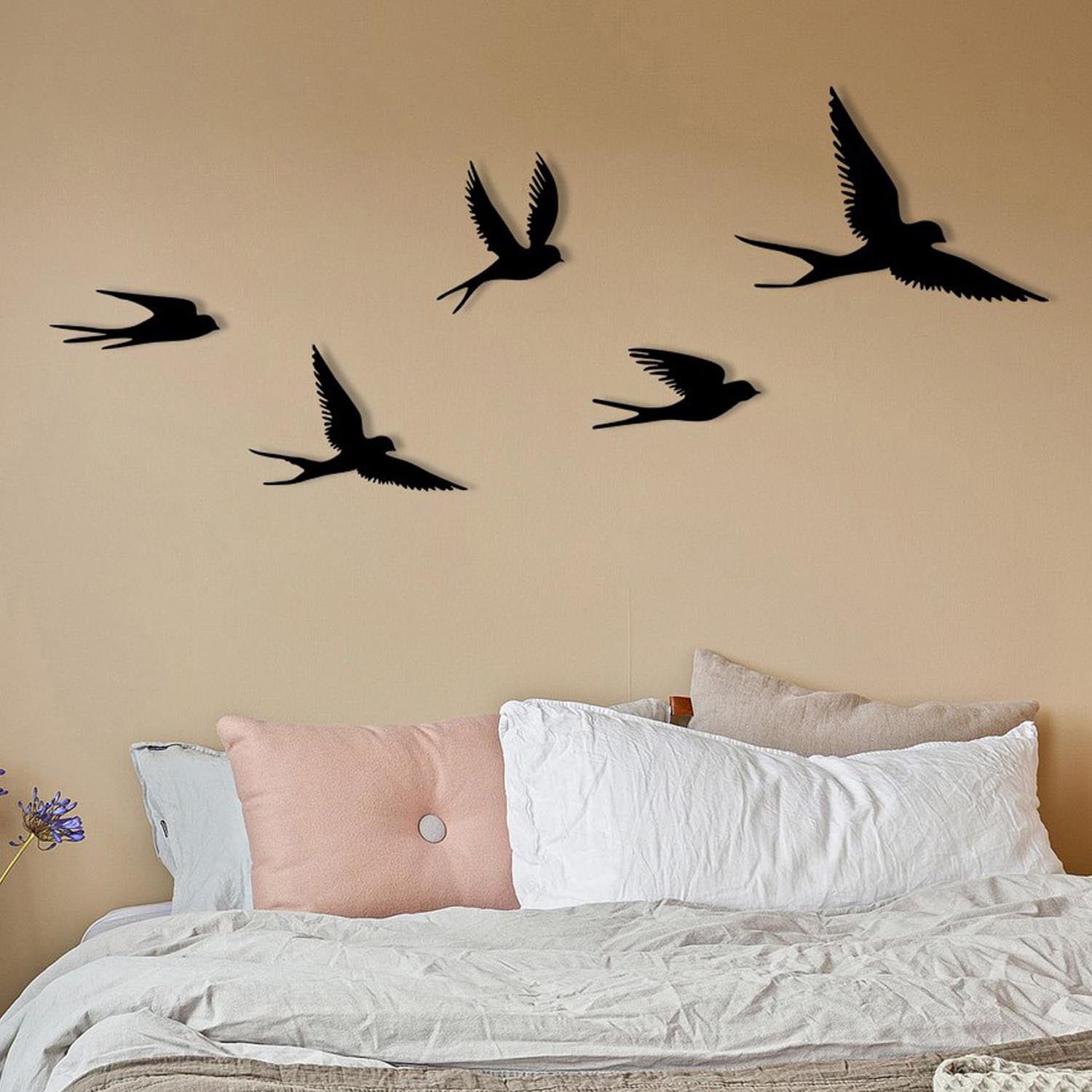 Crow in Schwarz präsentiert im Onlineshop von KAQTU Design AG. Wanddeko ist von Wallity