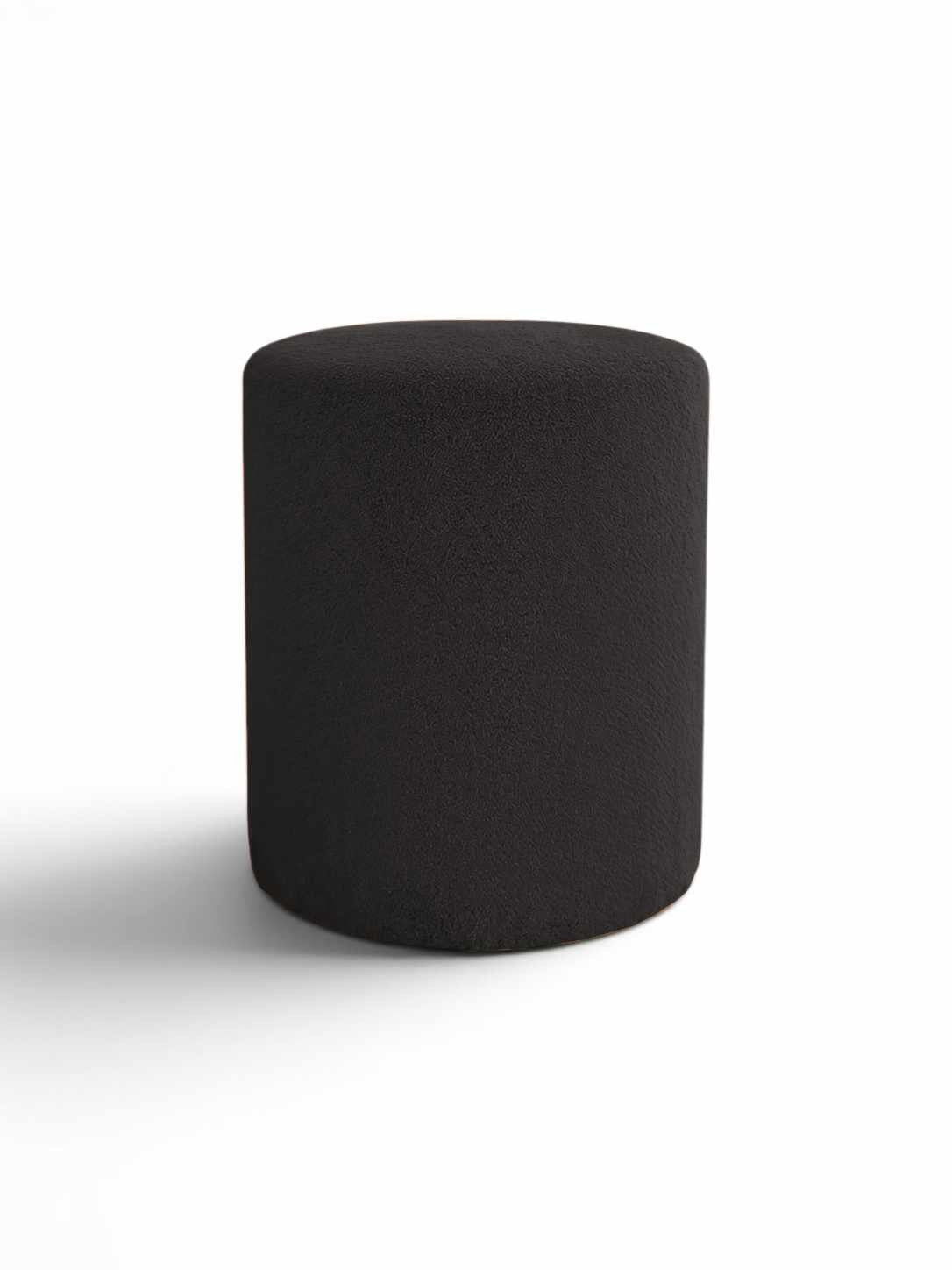 Runder Pouf in Anthrazit von Hanah Home mit Wellsoft-Stoff-Bezug, Kunststoffbeinen und Sitzfläche aus melaminbeschichteter Spanplatte.