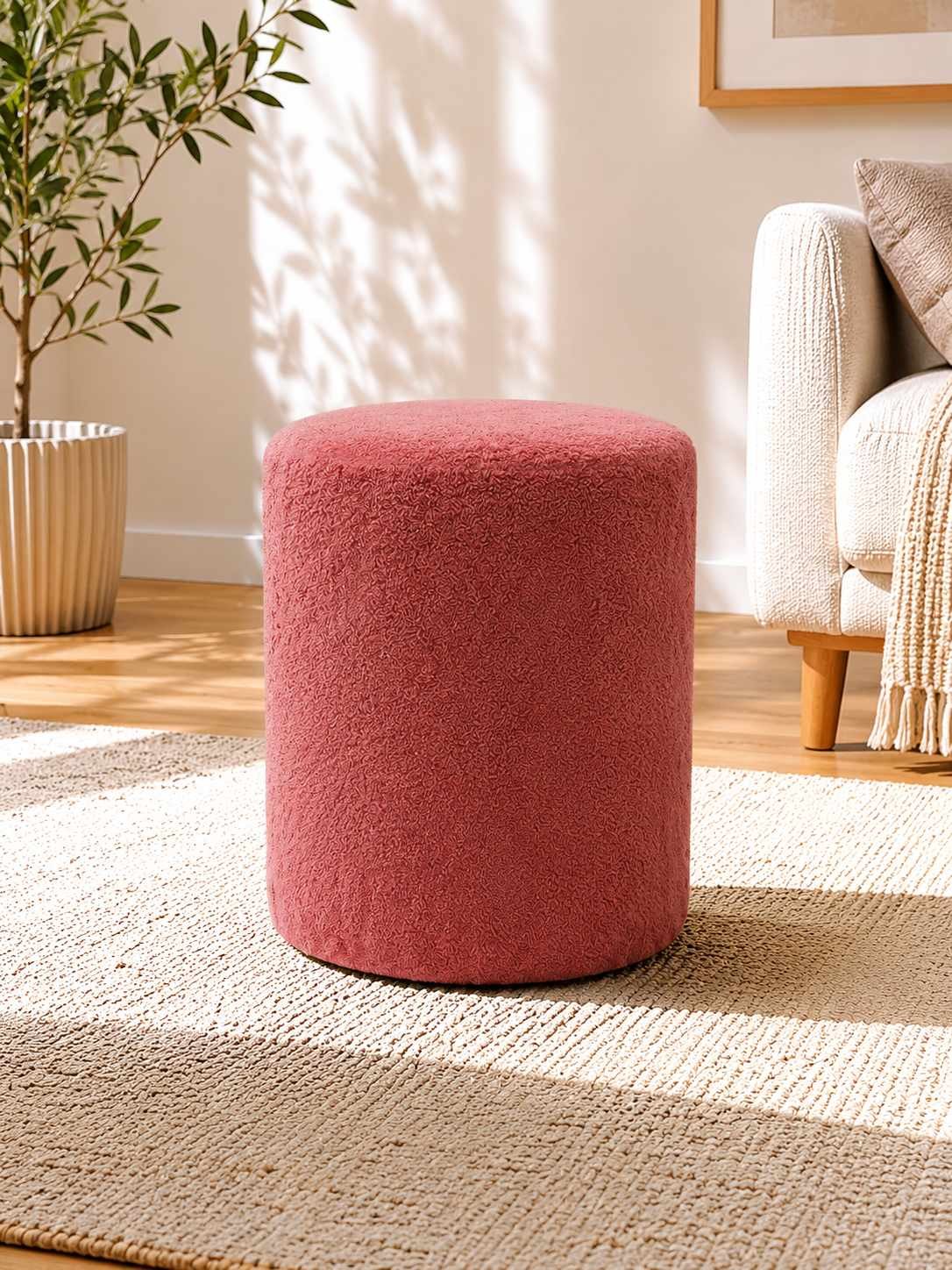 Runder Pouf in Altrosa mit Wellsoft-Stoffbezug, Kunststoffbeinen und Sitzfläche aus melaminbeschichteter Spanplatte, Durchmesser 40 cm.