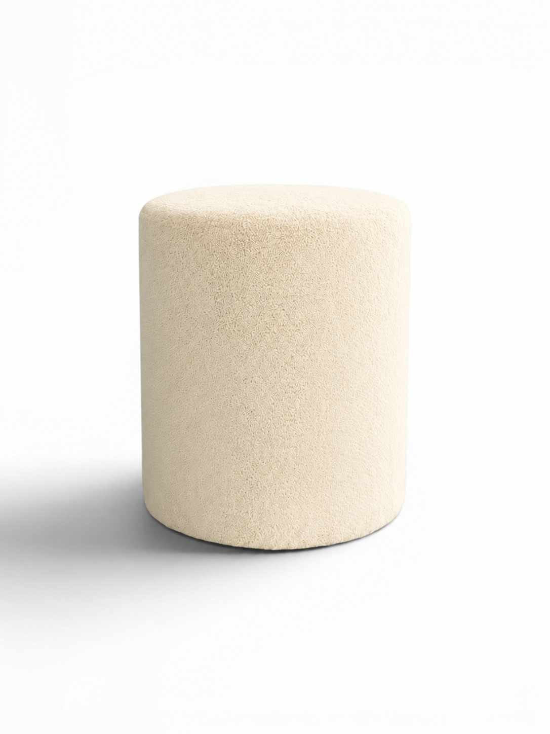 Runder Pouf in Creme mit Wellsoft-Bezug, Kunststoffbeinen und gepolsterter Sitzfläche, Durchmesser 40 cm, Höhe 45 cm.