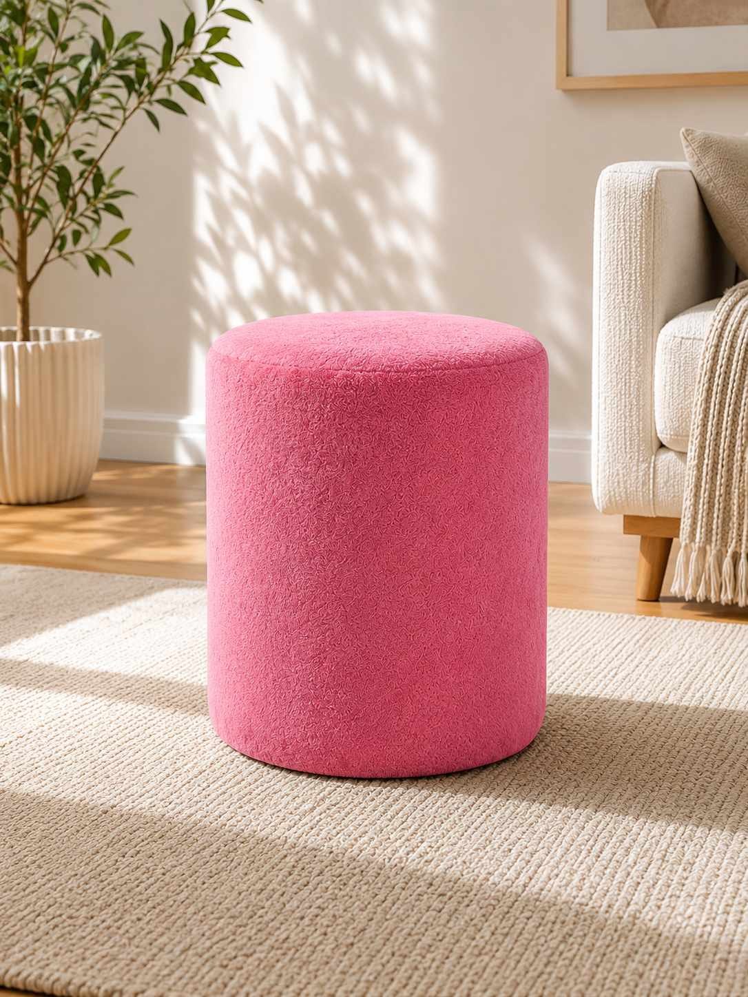 Runder rosa Pouf mit Wellsoft-Bezug, Spanplatten-Sitzfläche und Kunststoffbeinen, Durchmesser 40 cm, Höhe 45 cm, Hersteller Hanah Home.