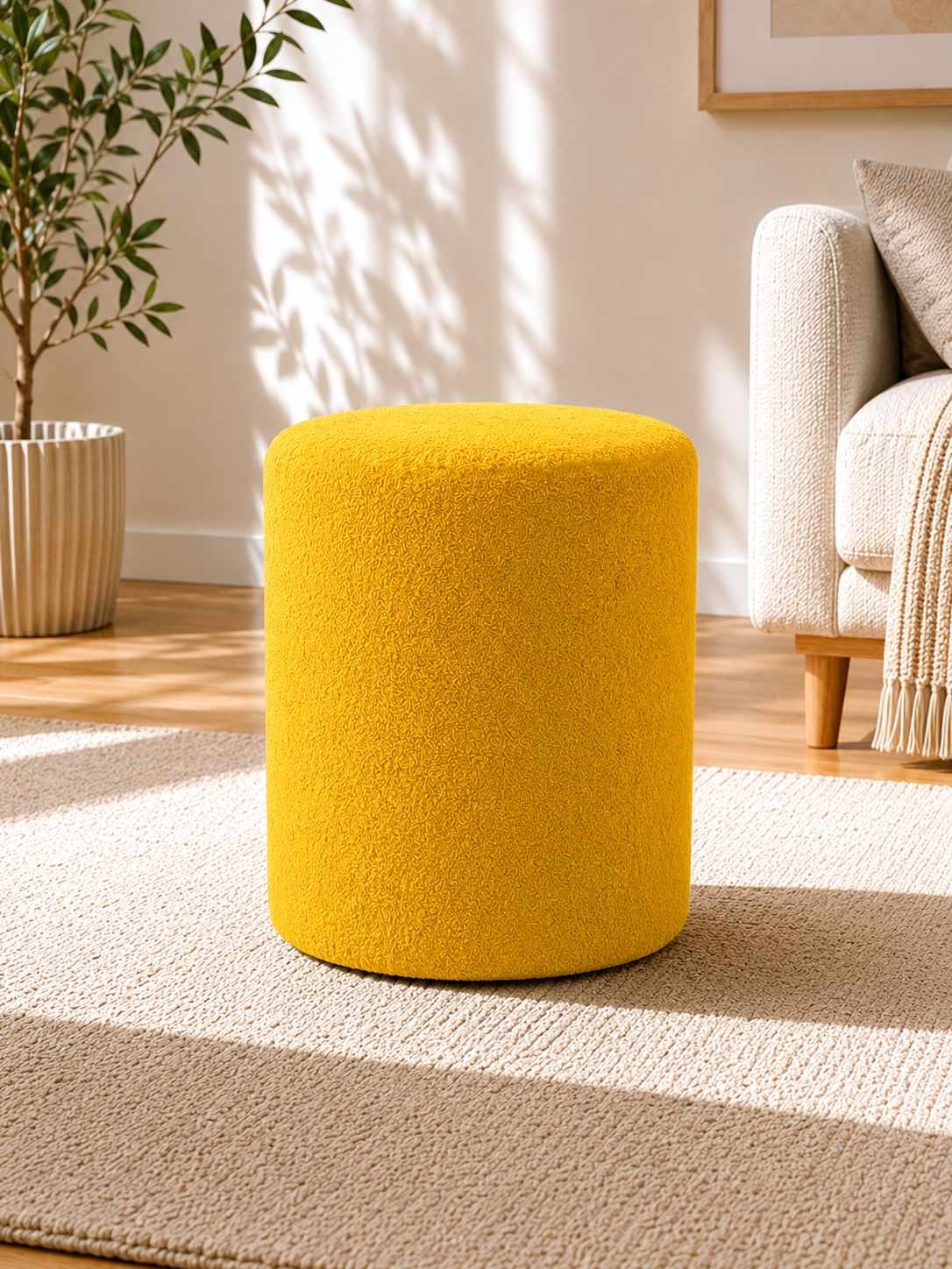 Runder gelber Pouf aus Wellsoft-Stoff mit Kunststoffbeinen, Sitzfläche aus melaminbeschichteter Spanplatte, Durchmesser 40 cm.