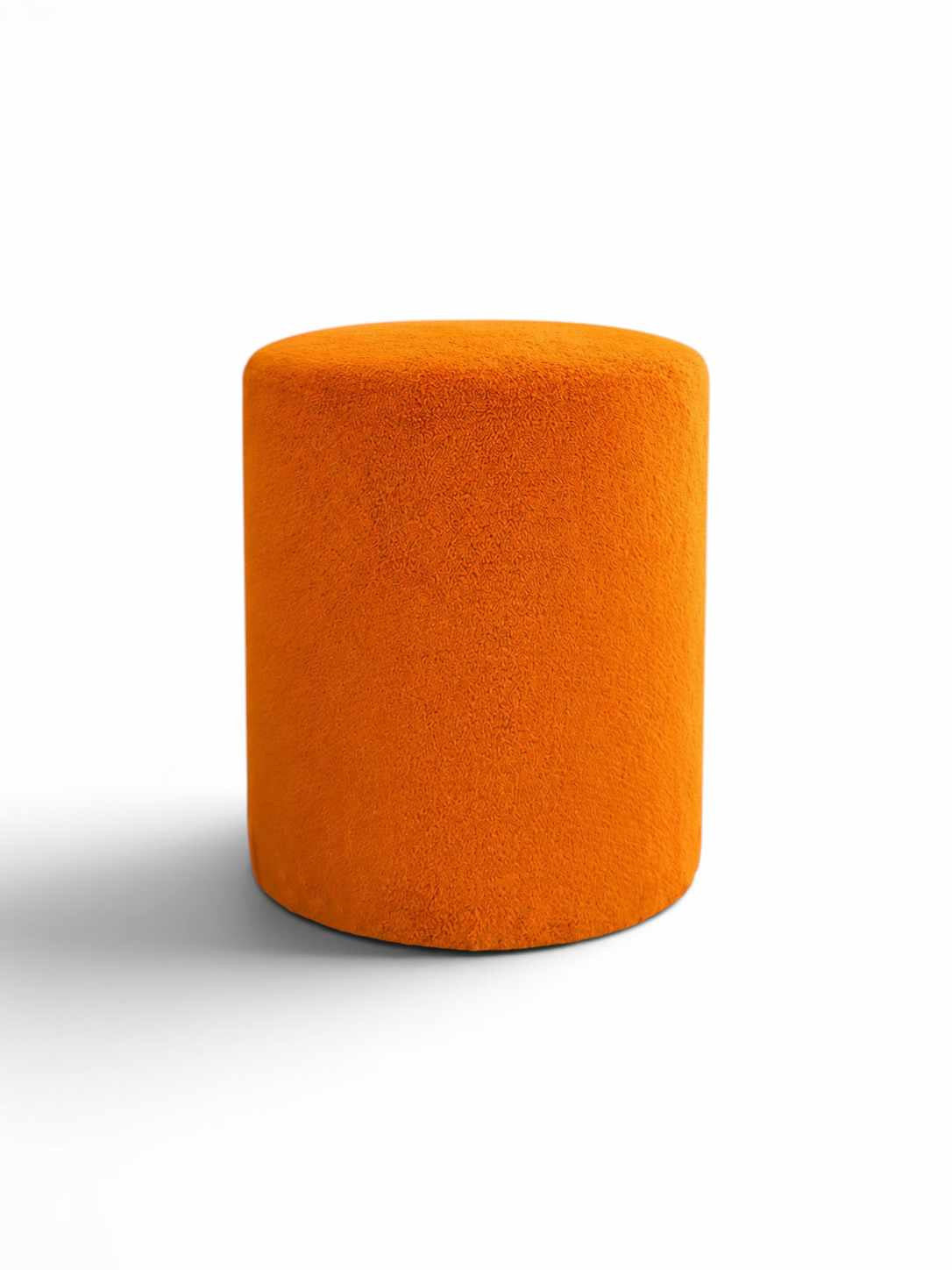 Runder oranger Pouf mit Wellsoft-Stoffbezug, Spanplatten-Sitzfläche und kurzen Kunststoffbeinen, Durchmesser 40 cm, Höhe 45 cm.