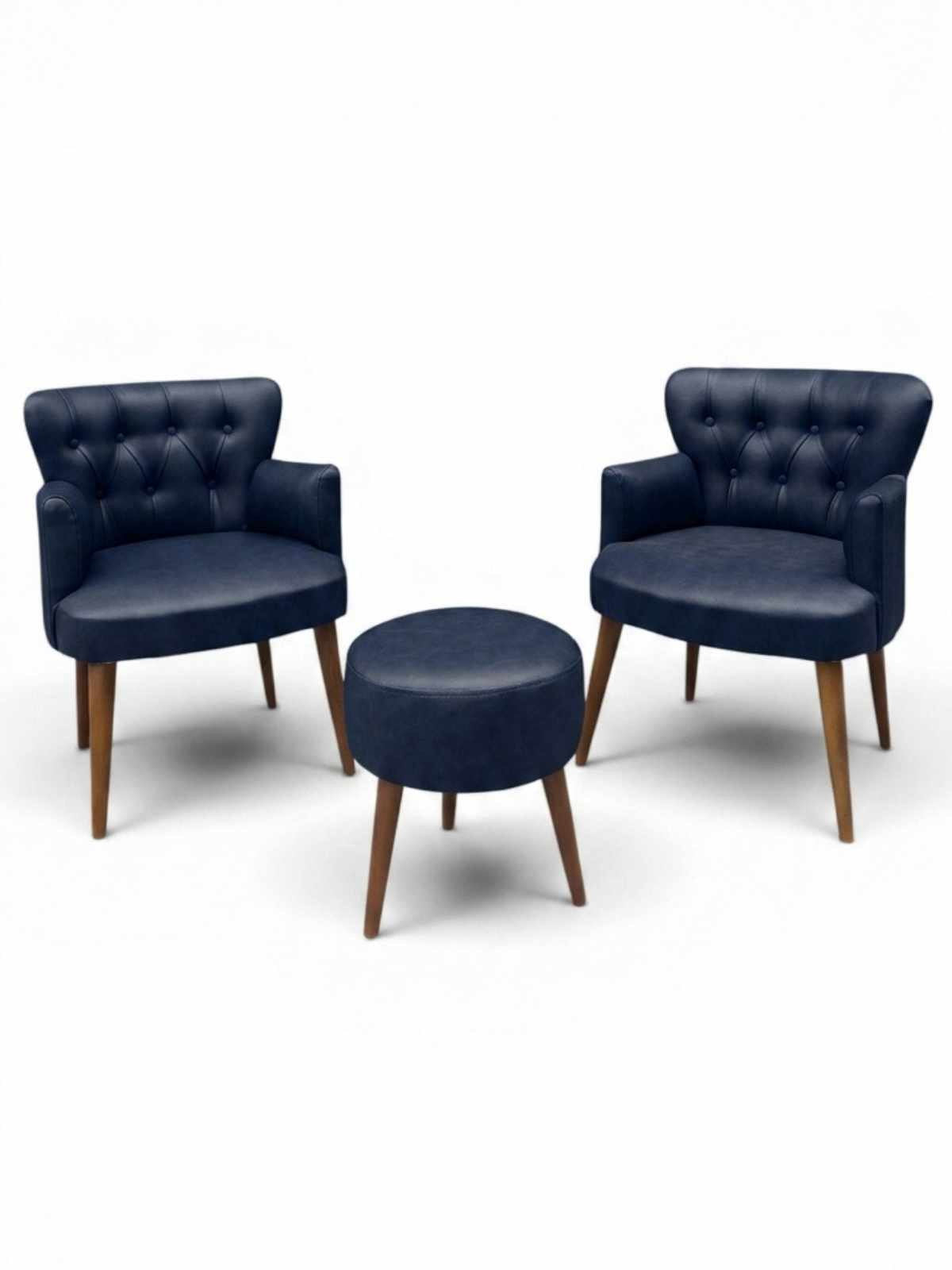 Dunkelblauer Ohrensessel mit passendem Hocker aus PU-Leder, Hainbuche-Beinen und gepolsterter Sitzfläche, 3-teiliges Set von Hanah Home.