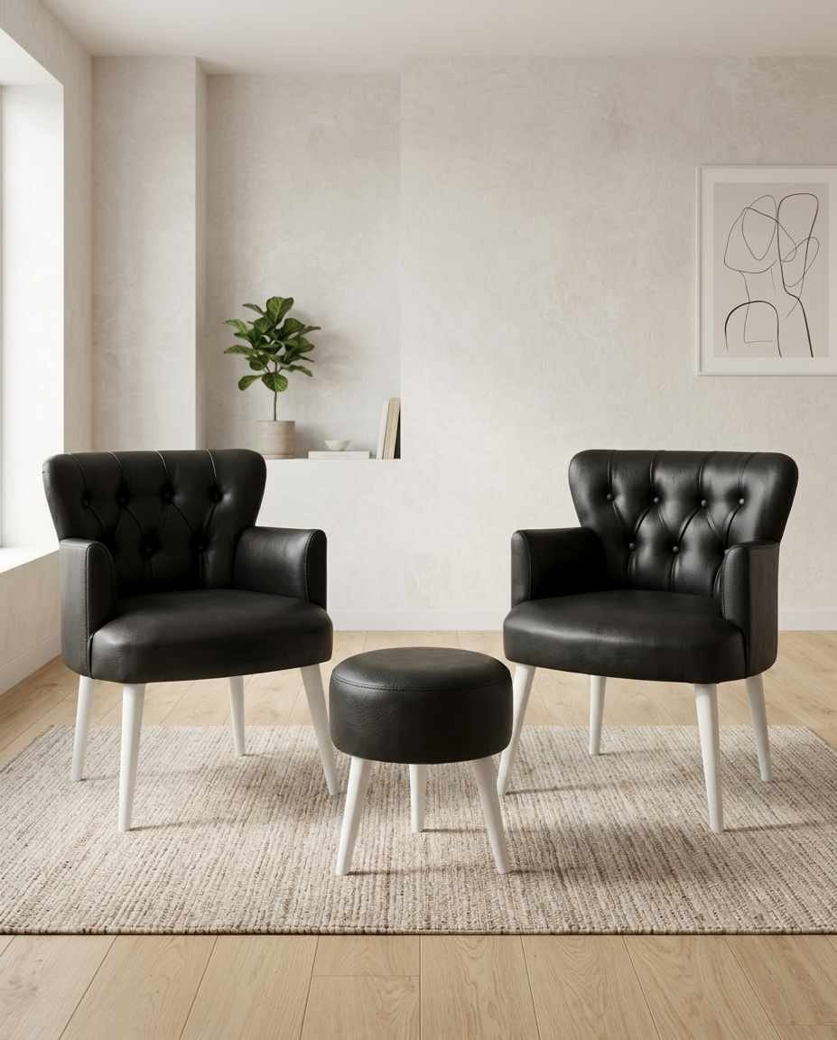 Schwarzes Ohrensessel-Hocker-Set aus PU-Leder mit Buchenholzbeinen, bestehend aus zwei Sesseln und einem runden Hocker.