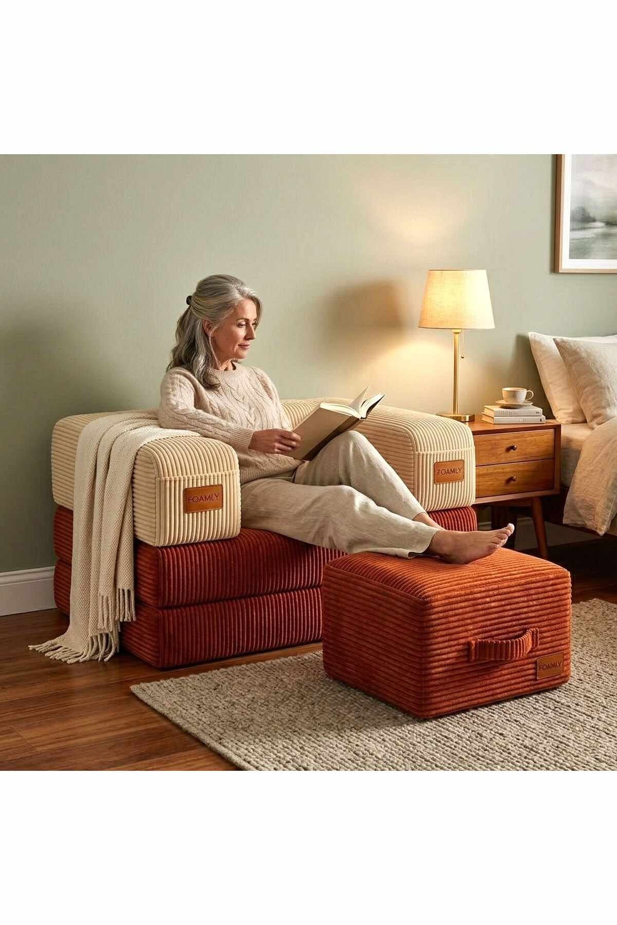 1-Sitzer Sofa und passender Pouf von Hanah Home in Ziegelrot und Creme, Bezug aus Polyester und Leinen, mit zwei Kissen und rutschfester Sohle.