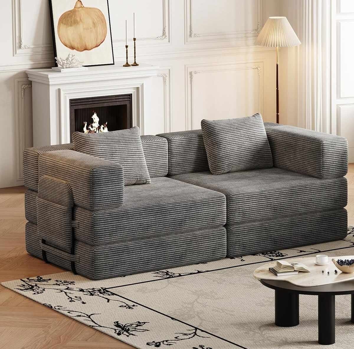 Graues 3-Sitzer Schlafsofa von Hanah Home aus Polyester-Leinen-Stoff mit Eisen-Stützstreben, zwei Kissen und rutschfester Sohle.