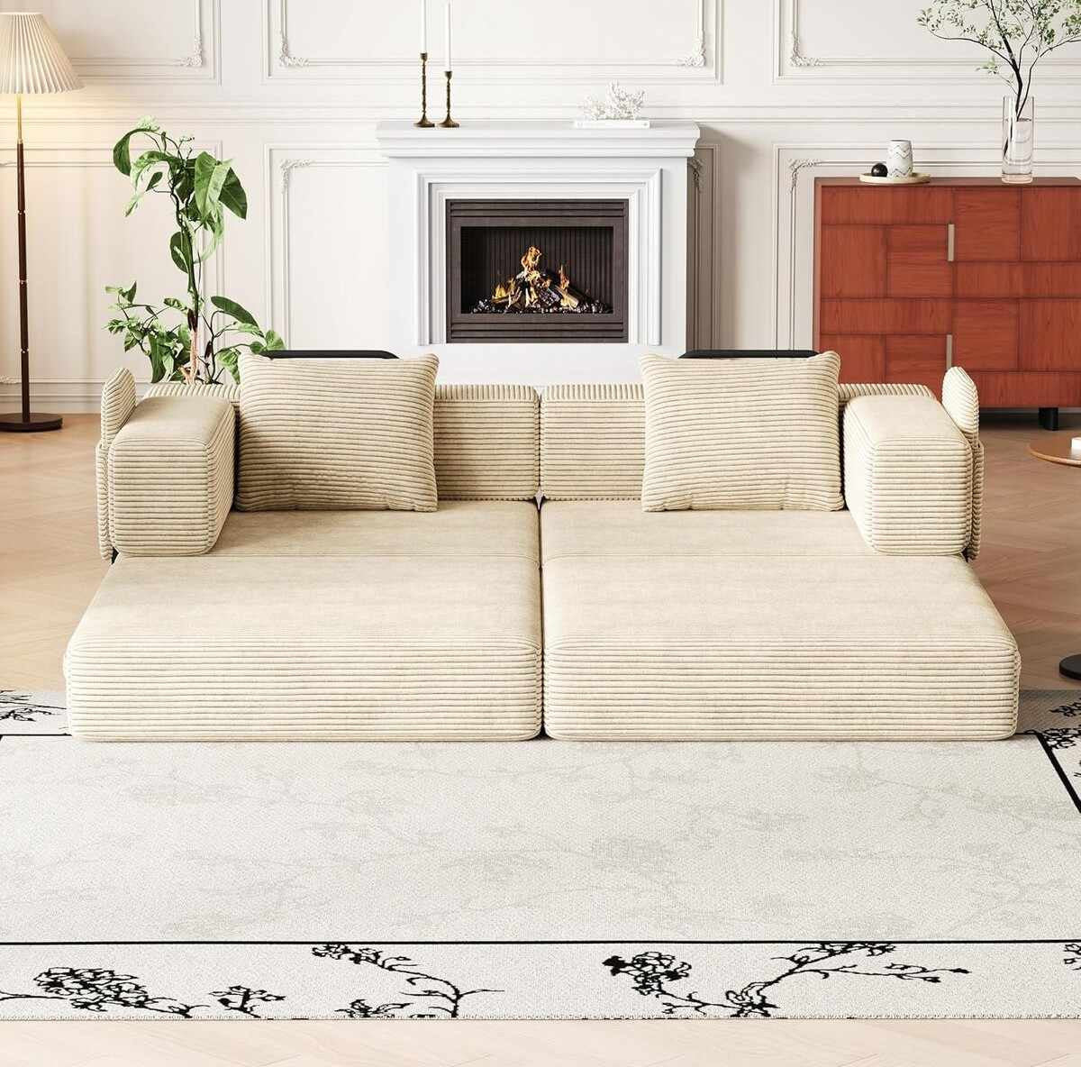 Cremefarbenes 3-Sitzer Schlafsofa aus Polyester/Leinen mit Eisengestell, zwei Kissen und ausziehbarer Liegefläche in Türkei produziert.