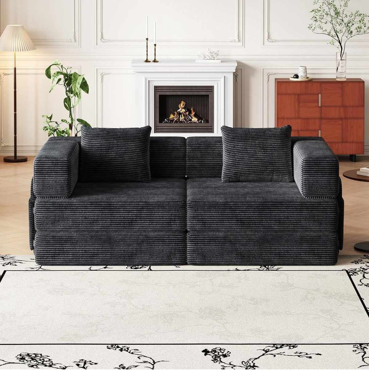 Schwarzes 3-Sitzer Schlafsofa aus Polyester-Leinen-Stoff mit zwei Kissen, schlichtes Design, ausgeklappt als Liegefläche sichtbar.