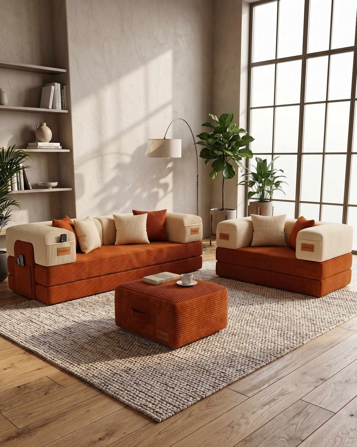 Zweiteiliges Sofa-Set mit Hocker in Ziegelrot und Creme, Bezug aus Polyester und Leinen, sechs Kissen, Eisen-Stützstreben sichtbar.
