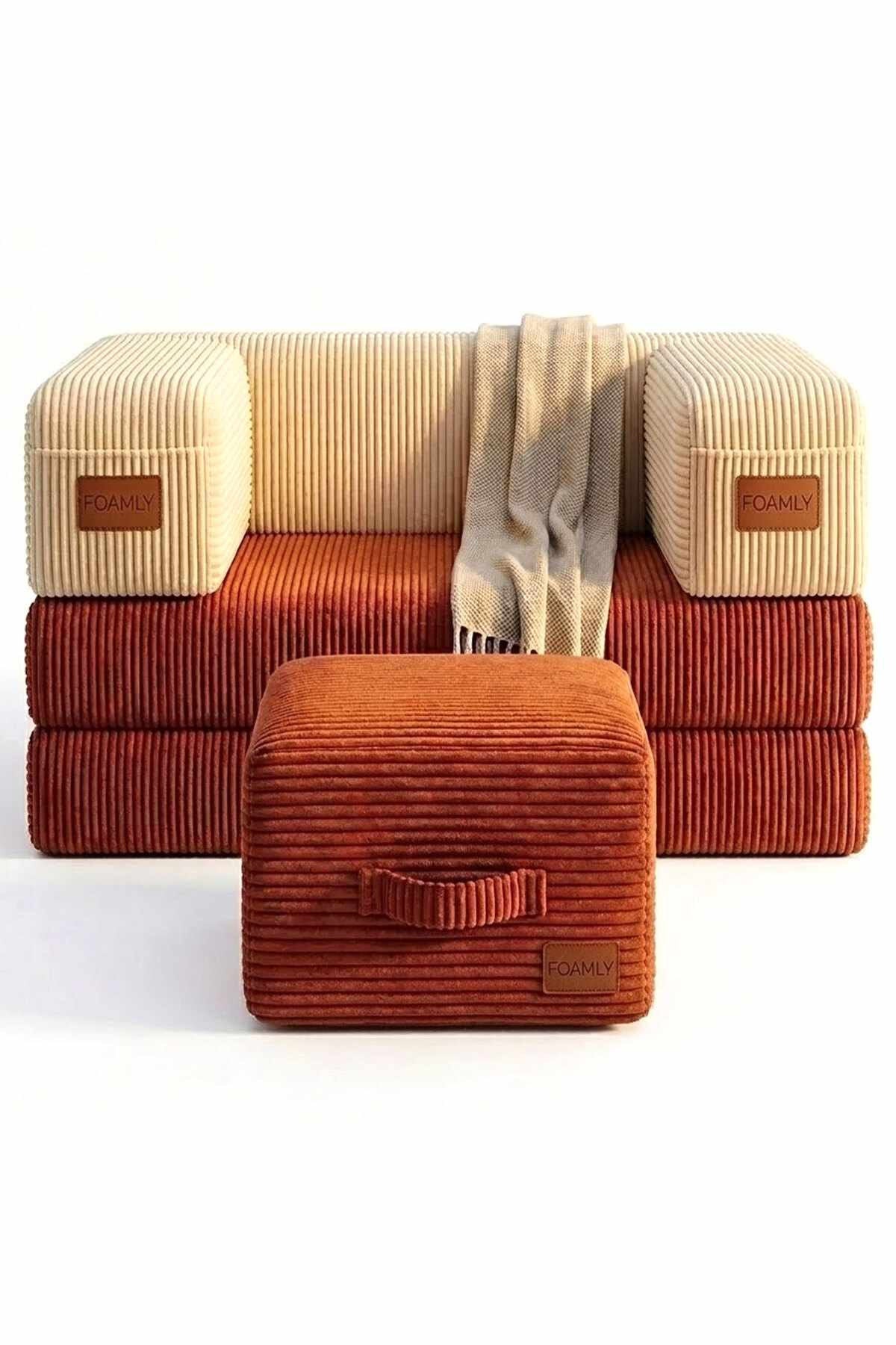 Zweiteiliges Sofa-Set mit Hocker in Ziegelrot und Creme, Bezug aus Polyester und Leinen, sechs Kissen, Eisen-Stützstreben sichtbar.