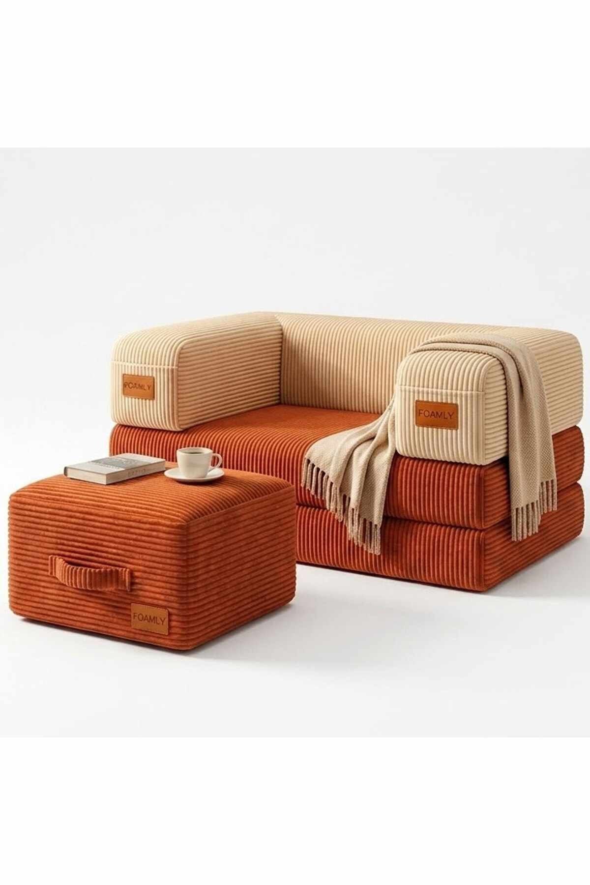 Zweiteiliges Sofa-Set mit Hocker in Ziegelrot und Creme, Bezug aus Polyester und Leinen, sechs Kissen, Eisen-Stützstreben sichtbar.