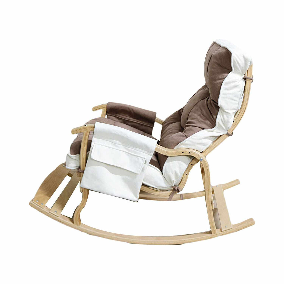 Foto des Mosso Schaukelstuhls von Hanah Home in Braun/Creme, Gestell aus Hainbuchen-Sperrholz, Sitzfläche mit Schaumstoffpolsterung und Polyesterbezug.