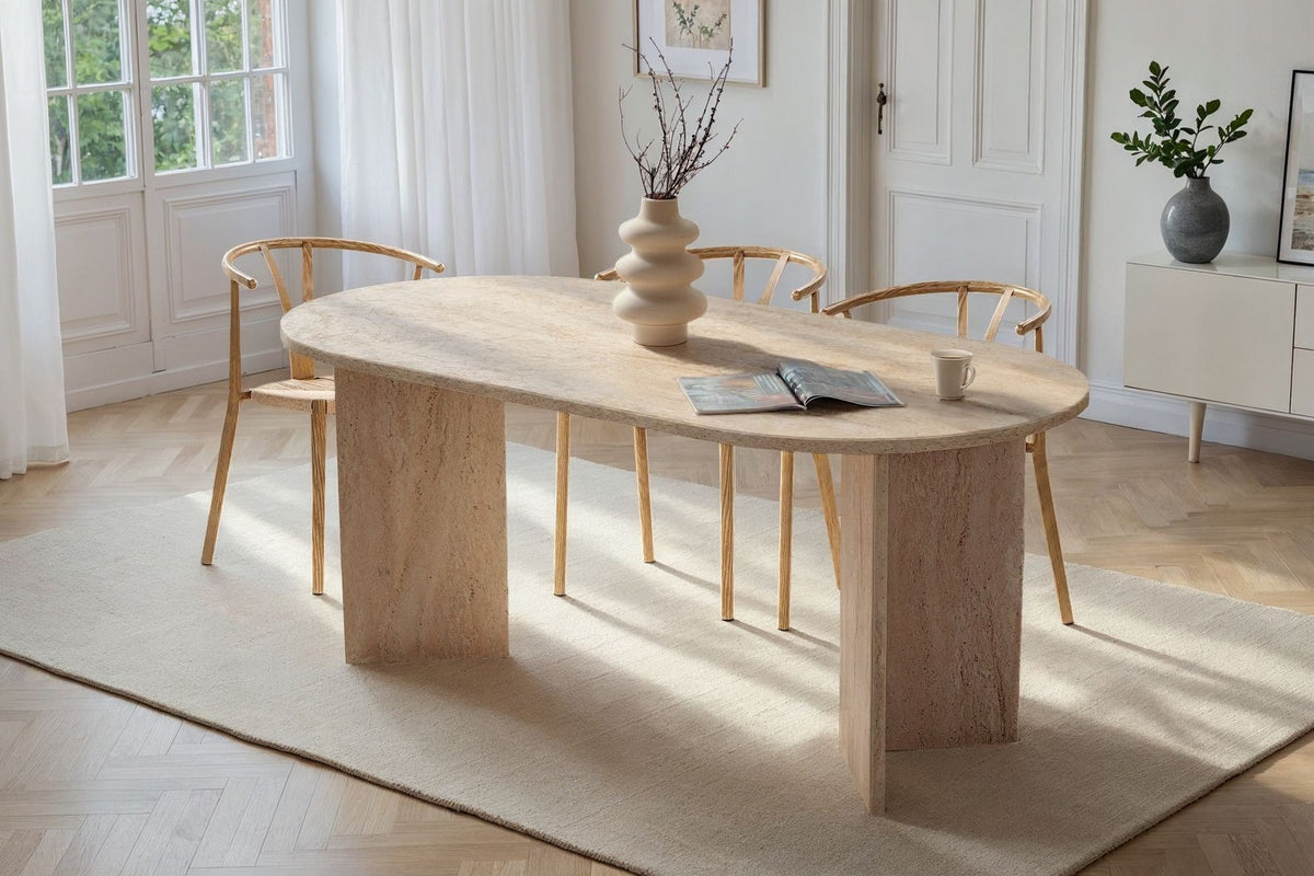Foto des Sablin Esstisch in Travertin von Nordure, rechteckige Tischplatte aus melaminbeschichteter Spanplatte mit Marmor-Optik in Beige.