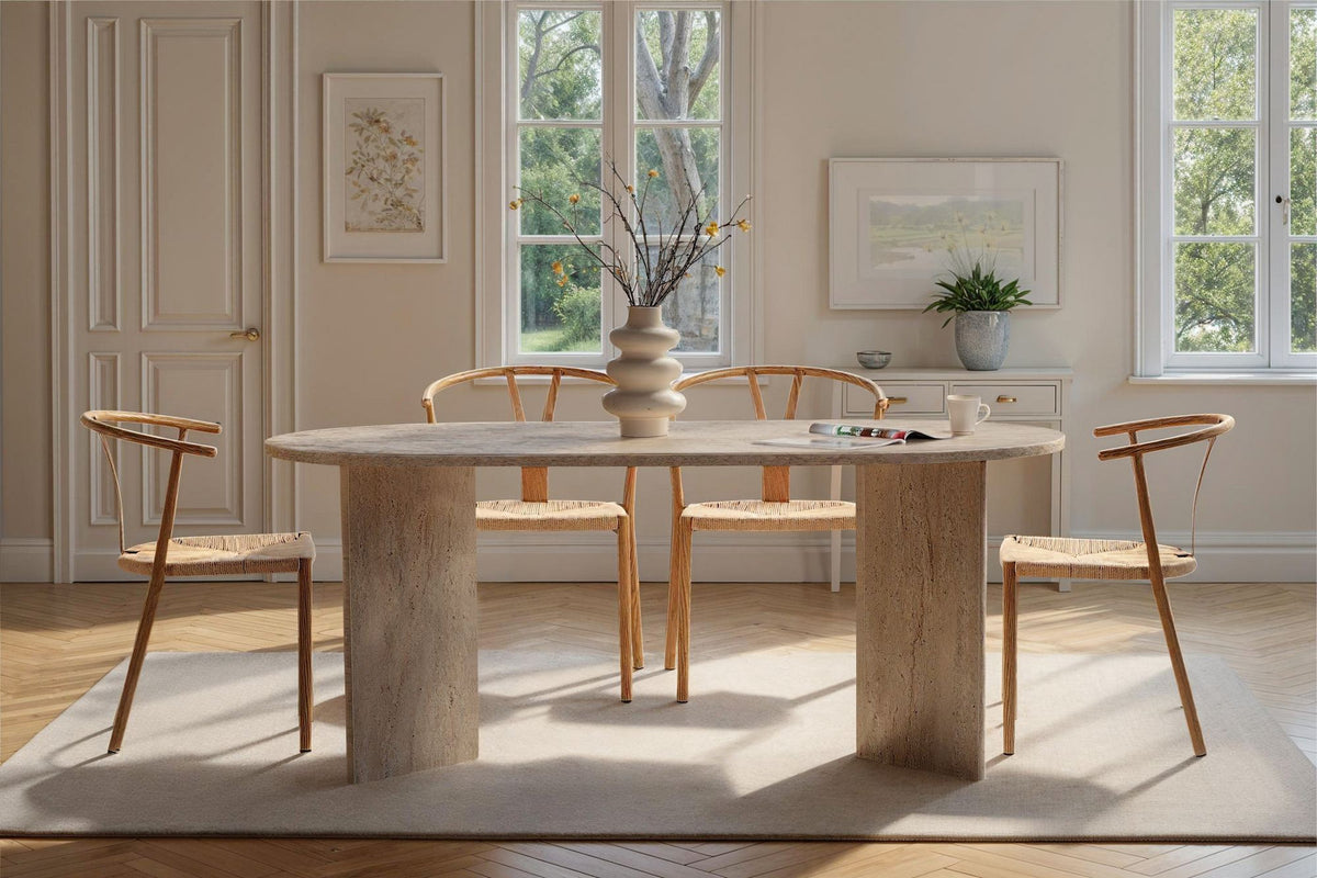 Foto des Sablin Esstisch in Travertin von Nordure, rechteckige Tischplatte aus melaminbeschichteter Spanplatte mit Marmor-Optik in Beige.