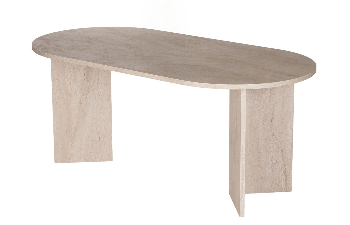 Foto des Sablin Esstisch in Travertin von Nordure, rechteckige Tischplatte aus melaminbeschichteter Spanplatte mit Marmor-Optik in Beige.