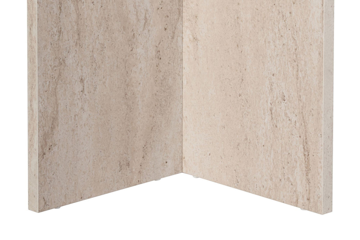 Foto des Sablin Esstisch in Travertin von Nordure, rechteckige Tischplatte aus melaminbeschichteter Spanplatte mit Marmor-Optik in Beige.
