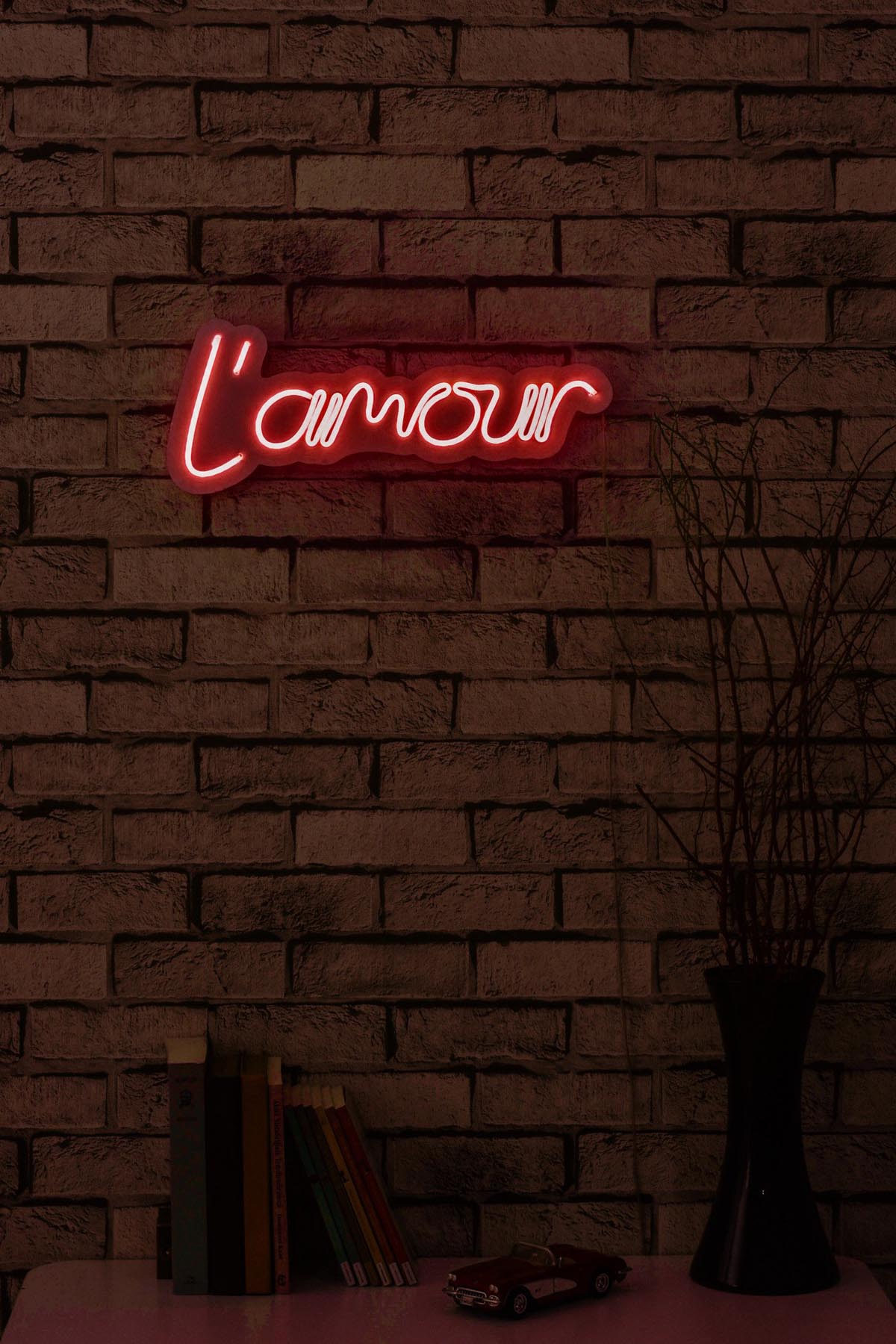 L'amour - Red in Rot präsentiert im Onlineshop von KAQTU Design AG. Wandleuchte ist von Wallity