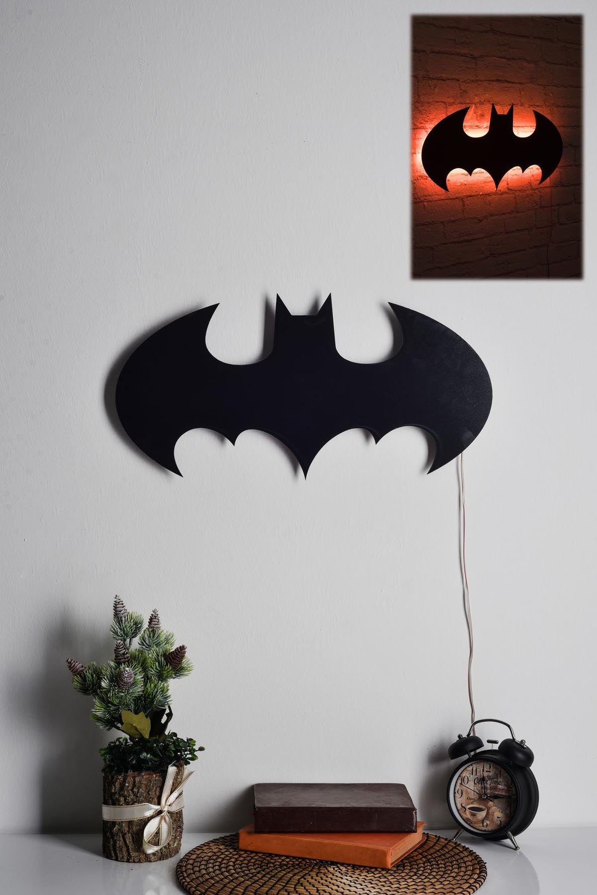 Batman Wandleuchte - Rot in Rot präsentiert im Onlineshop von KAQTU Design AG. Wandleuchte ist von Wallity