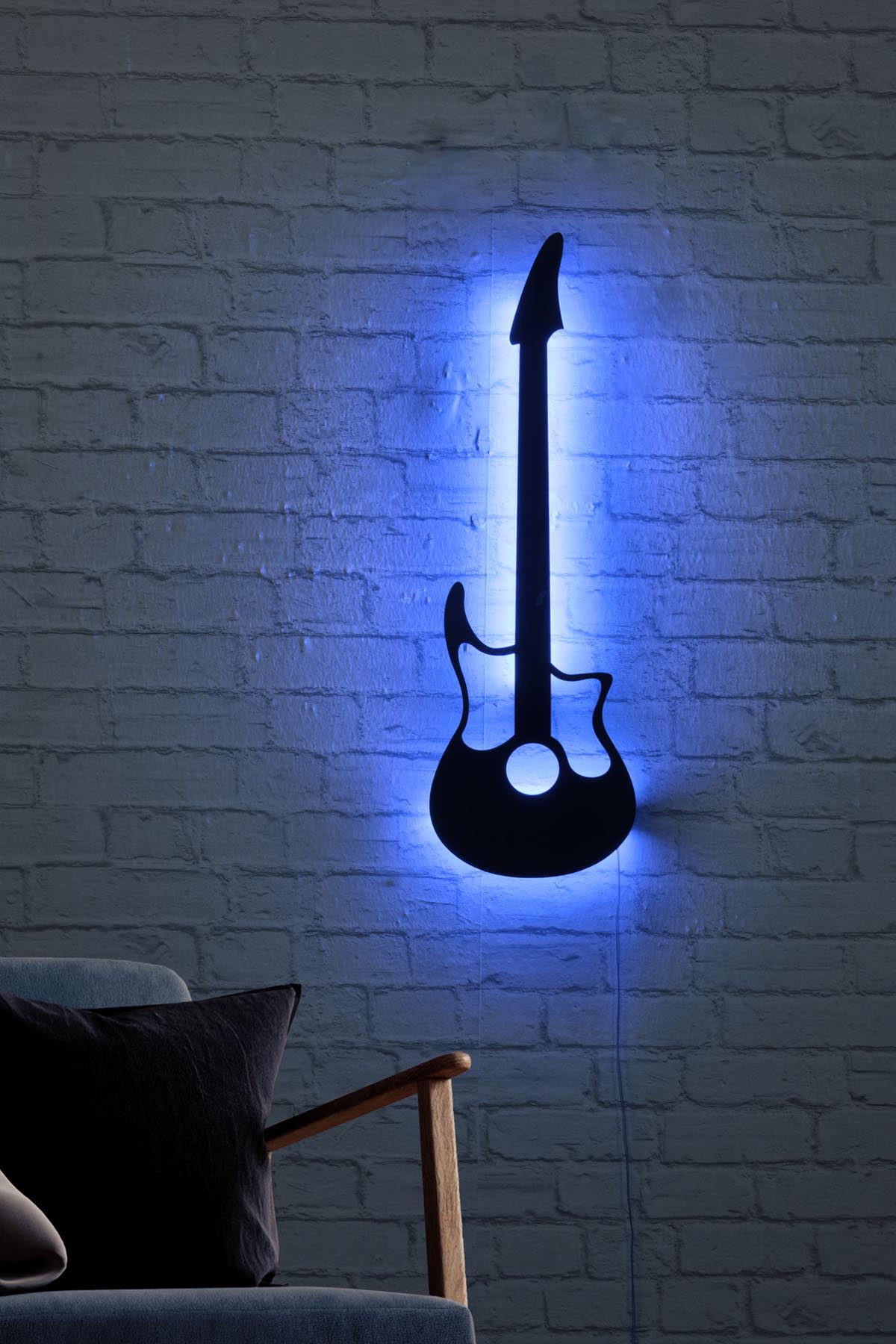 Guitar Wandleuchte - Blau in Blau präsentiert im Onlineshop von KAQTU Design AG. Wandleuchte ist von Wallity